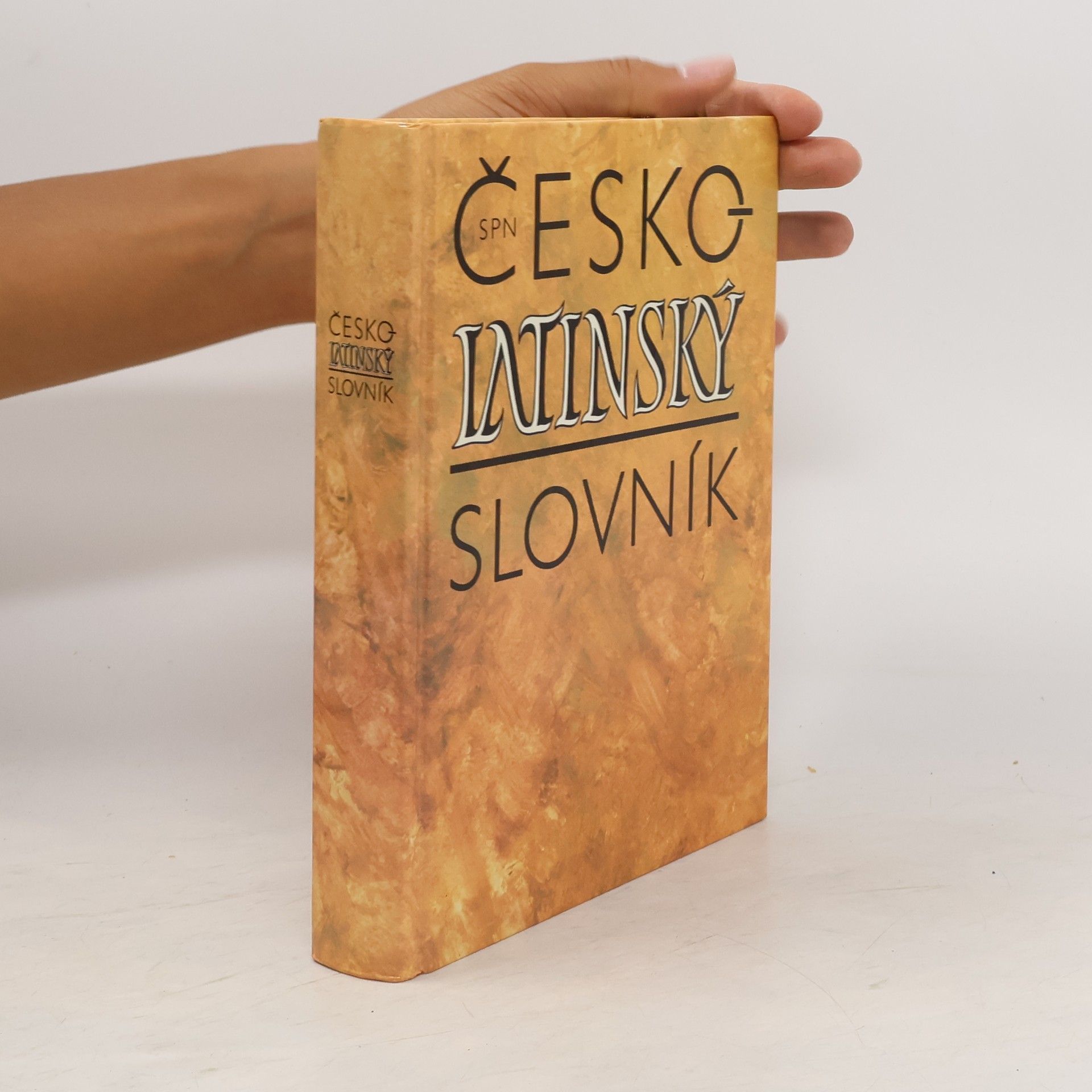 Česko-latinský slovník starověké a současné latiny