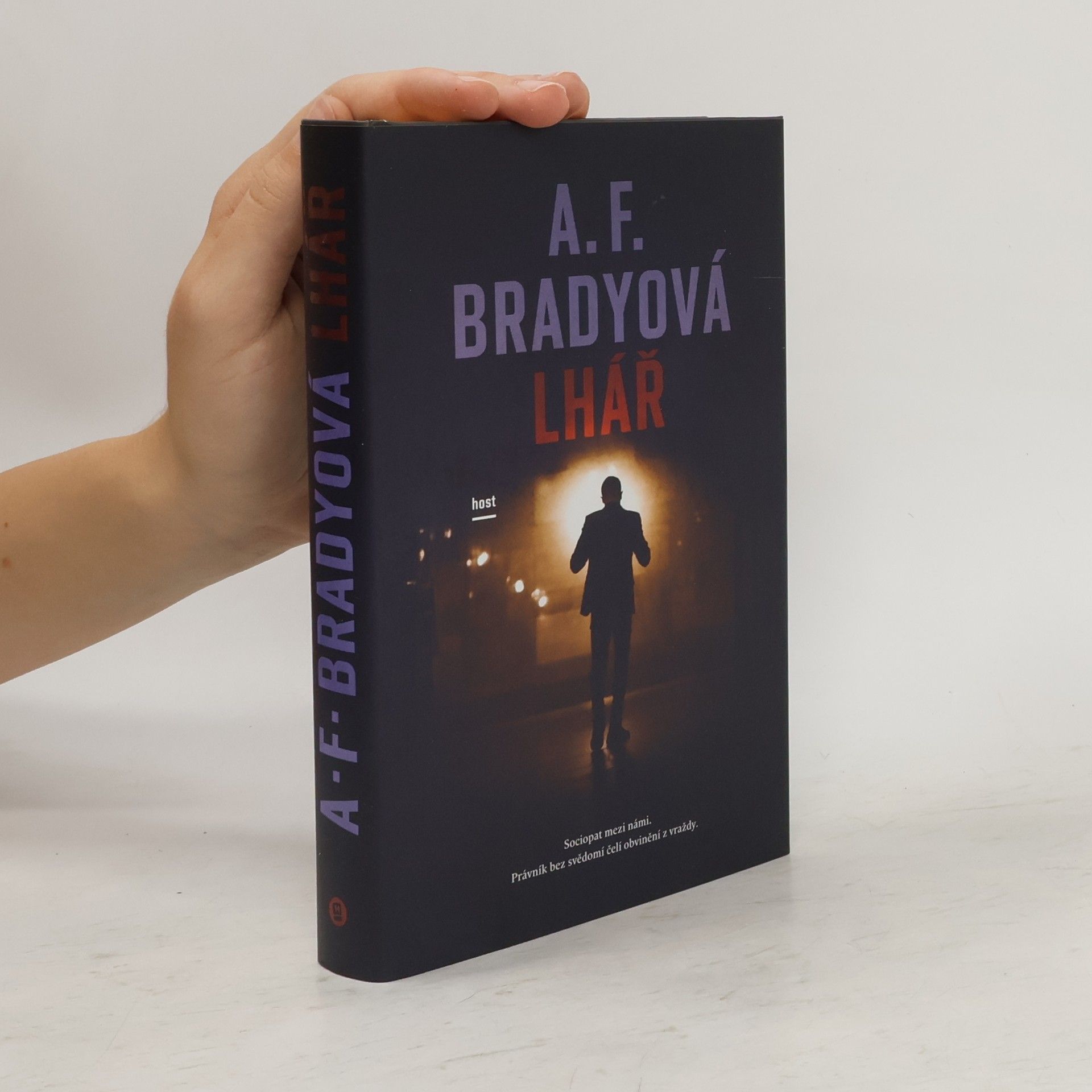 A. F. Brady Lhář