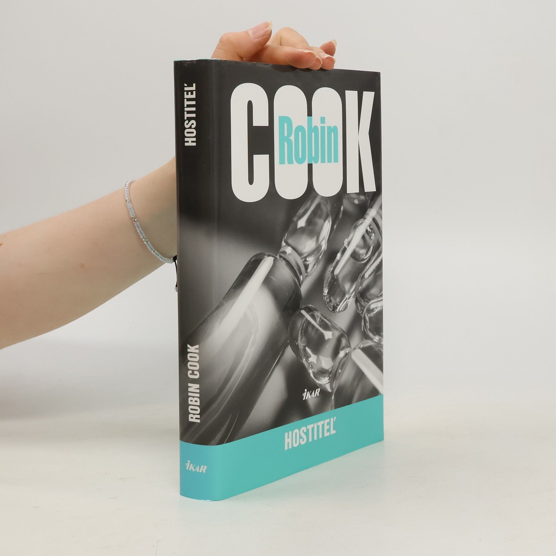Robin Cook Hostiteľ