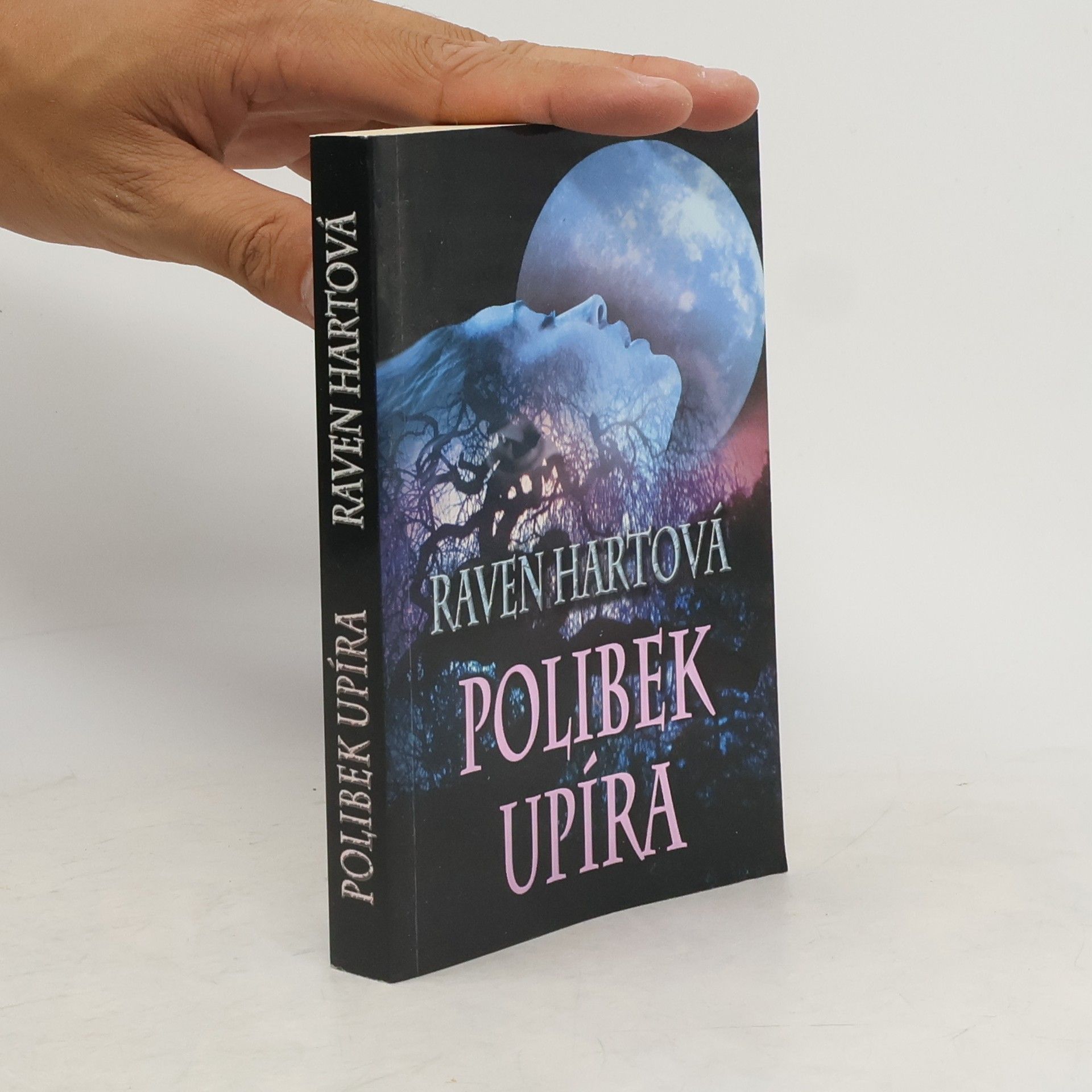 Raven Hart Polibek upíra