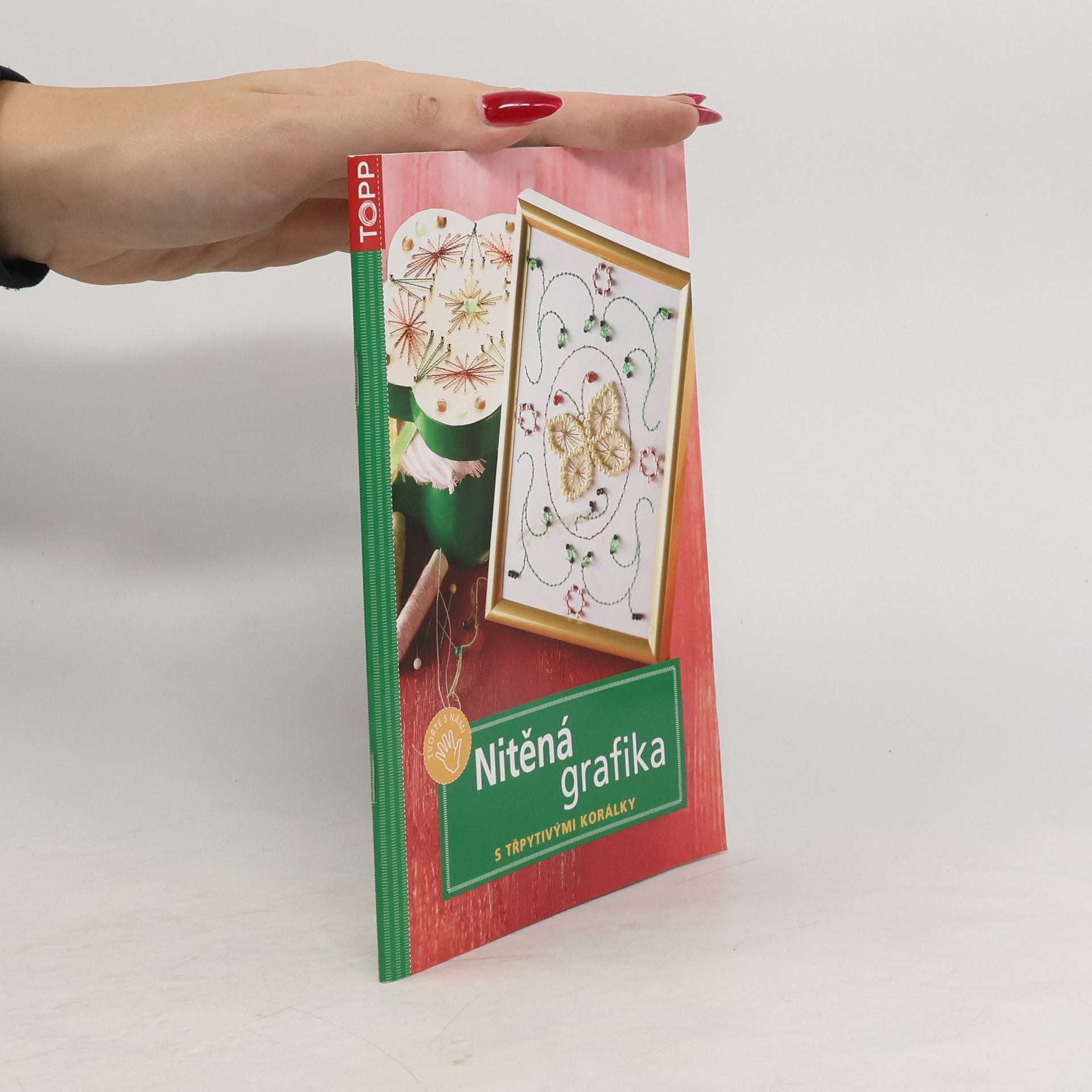 Elisabeth Eder Nitěná grafika s třpytivými korálky