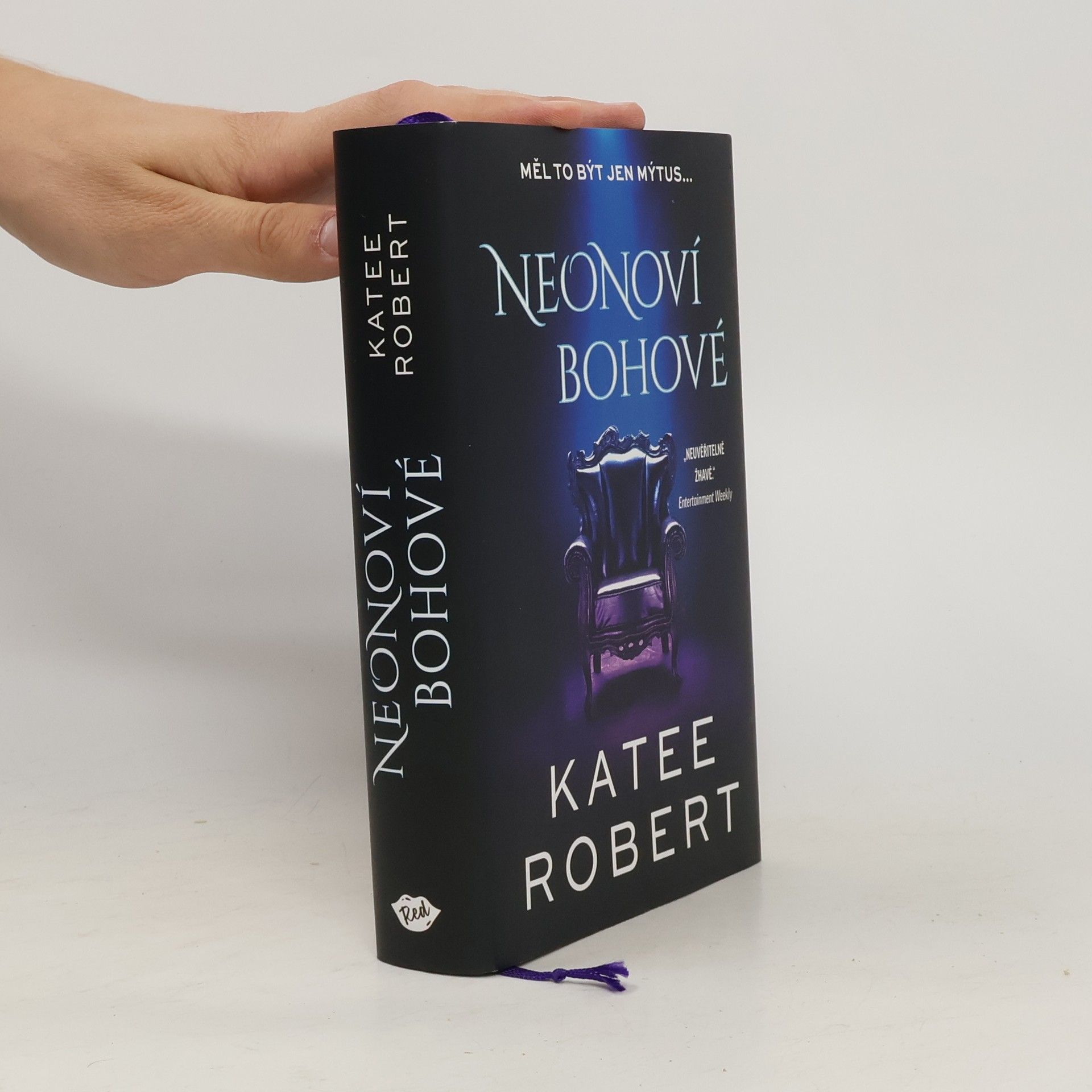 Katee Robert Neonoví bohové