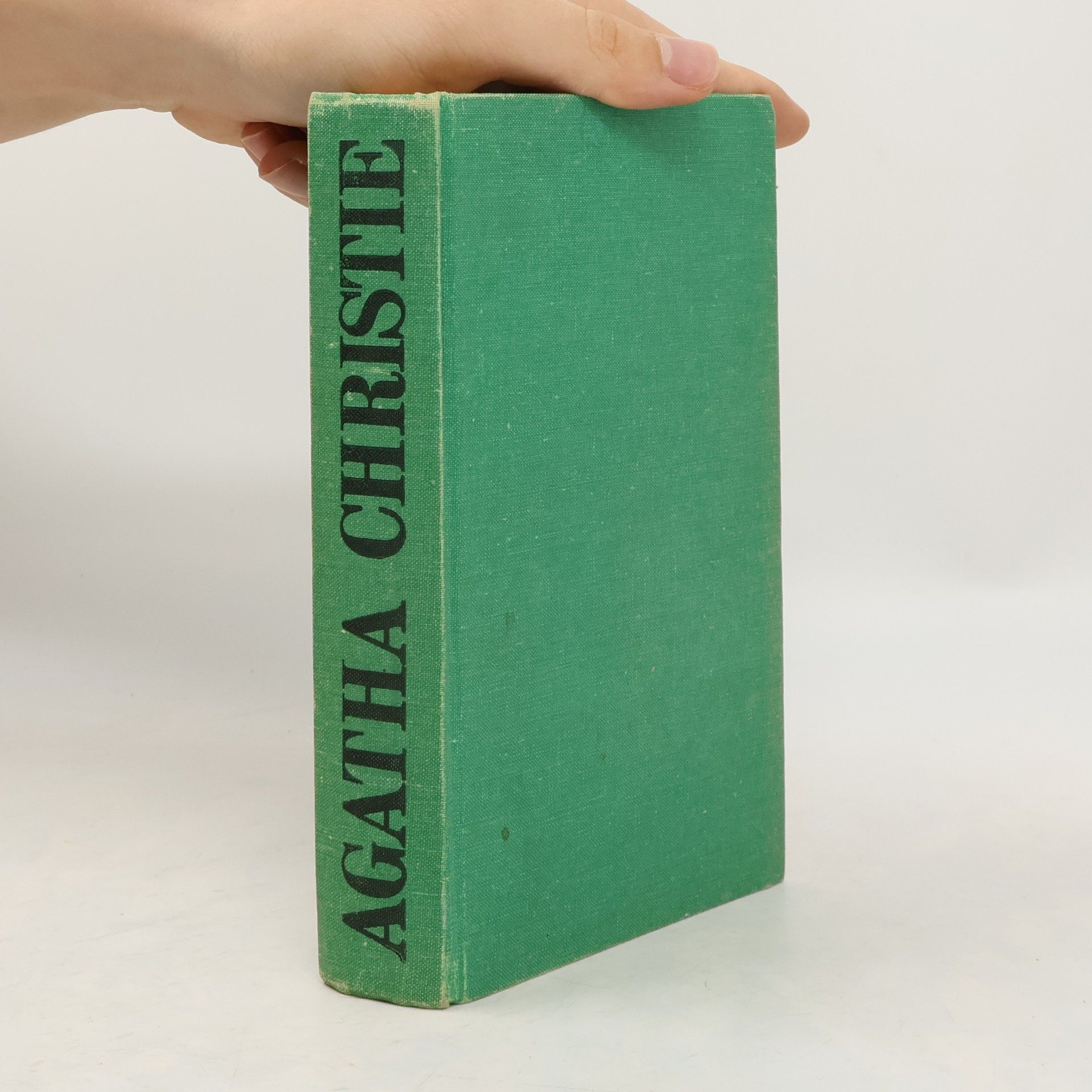 Agatha Christie Zlo pod slnkom. Po pohrebe. Mačka medzi holubmi