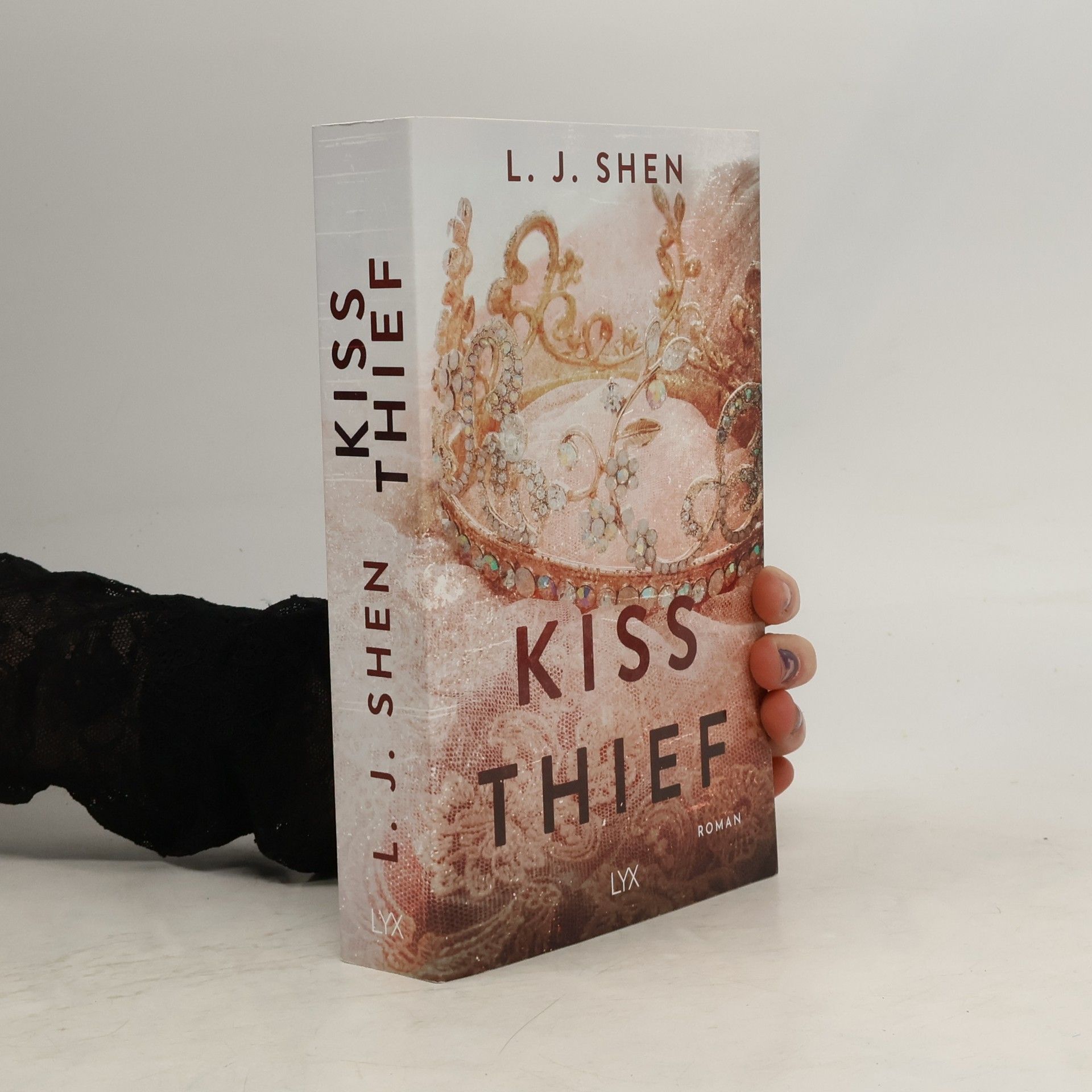 L. J. Shen Kiss Thief