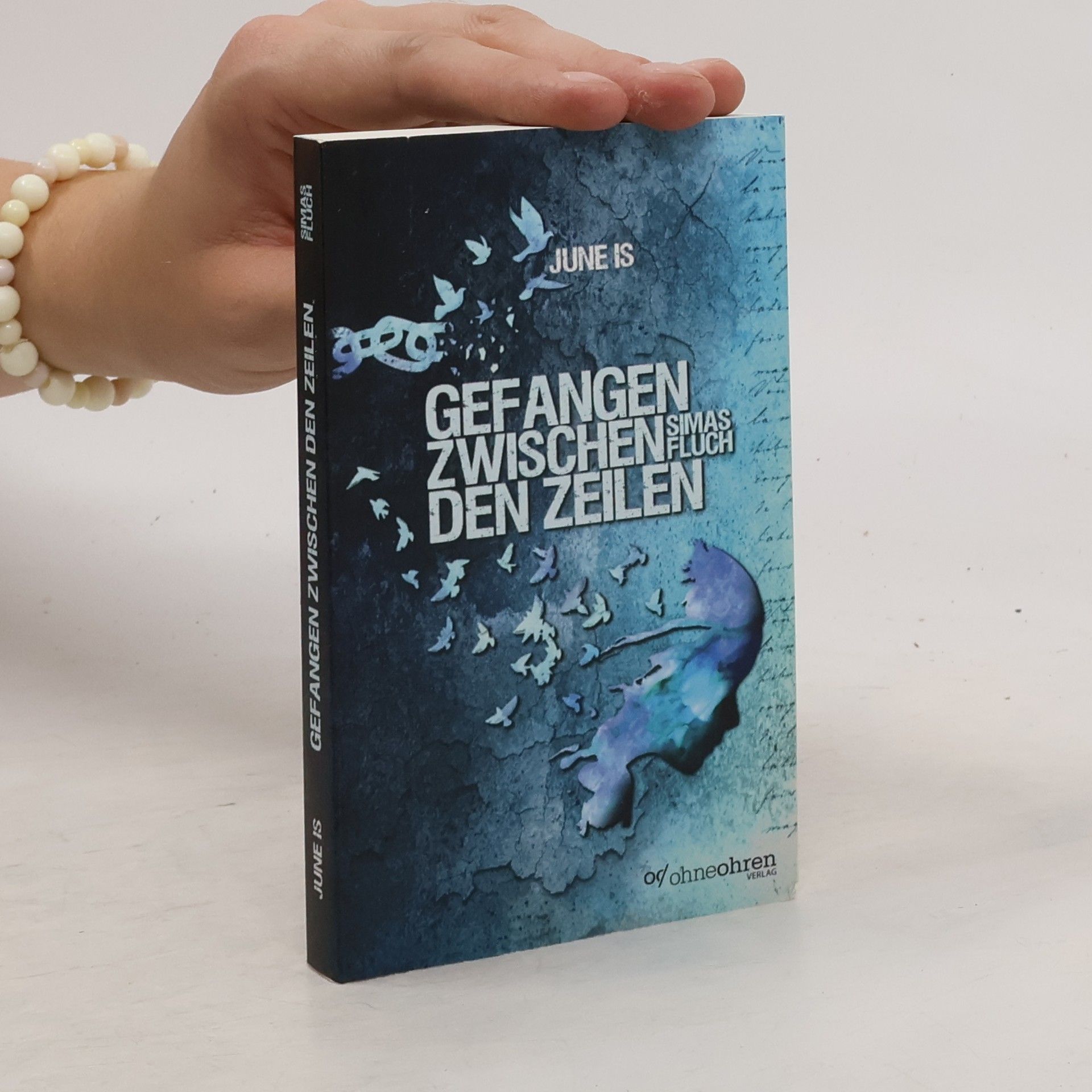 June Is Gefangen zwischen den Zeilen