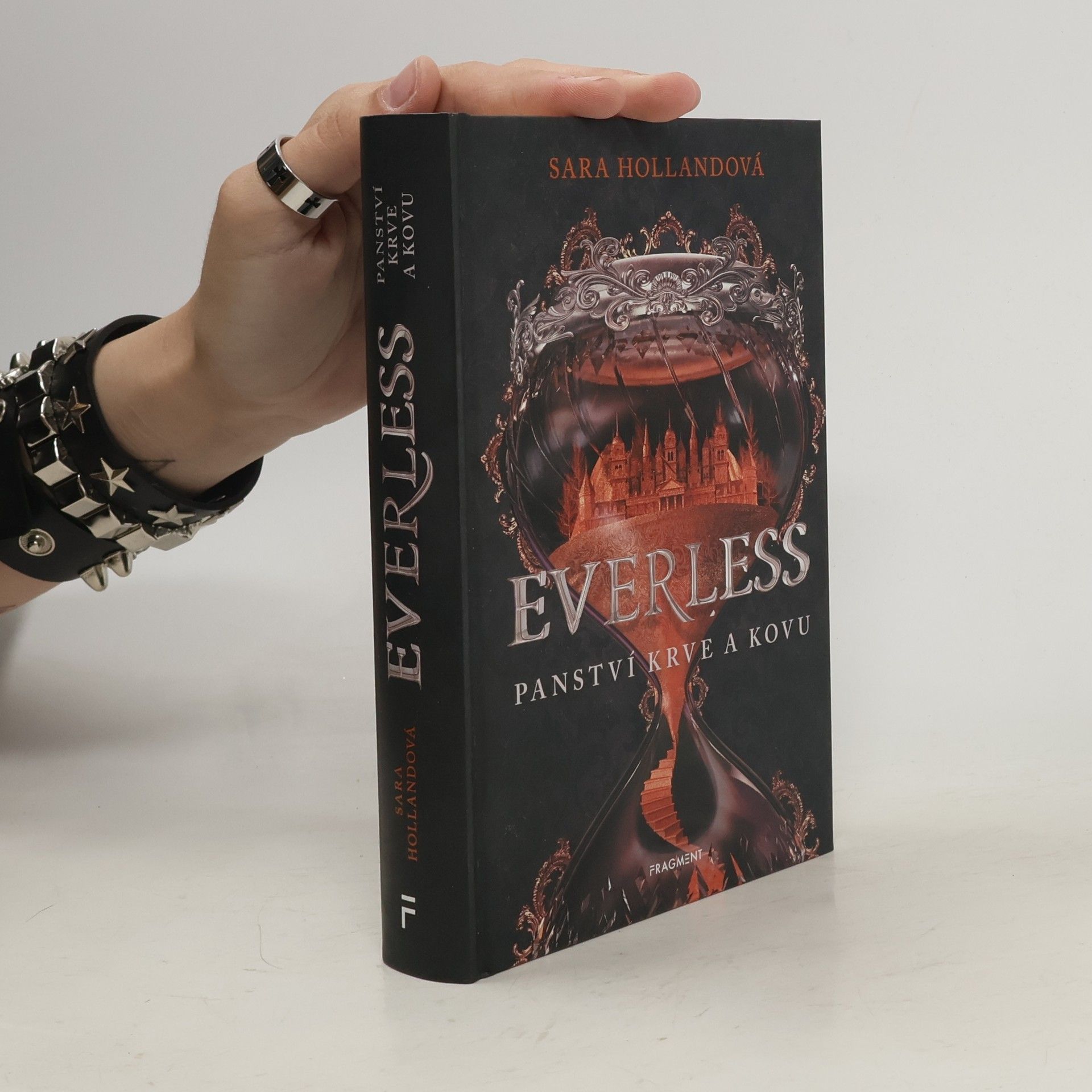 Sara Holland Everless: Panství krve a kovu