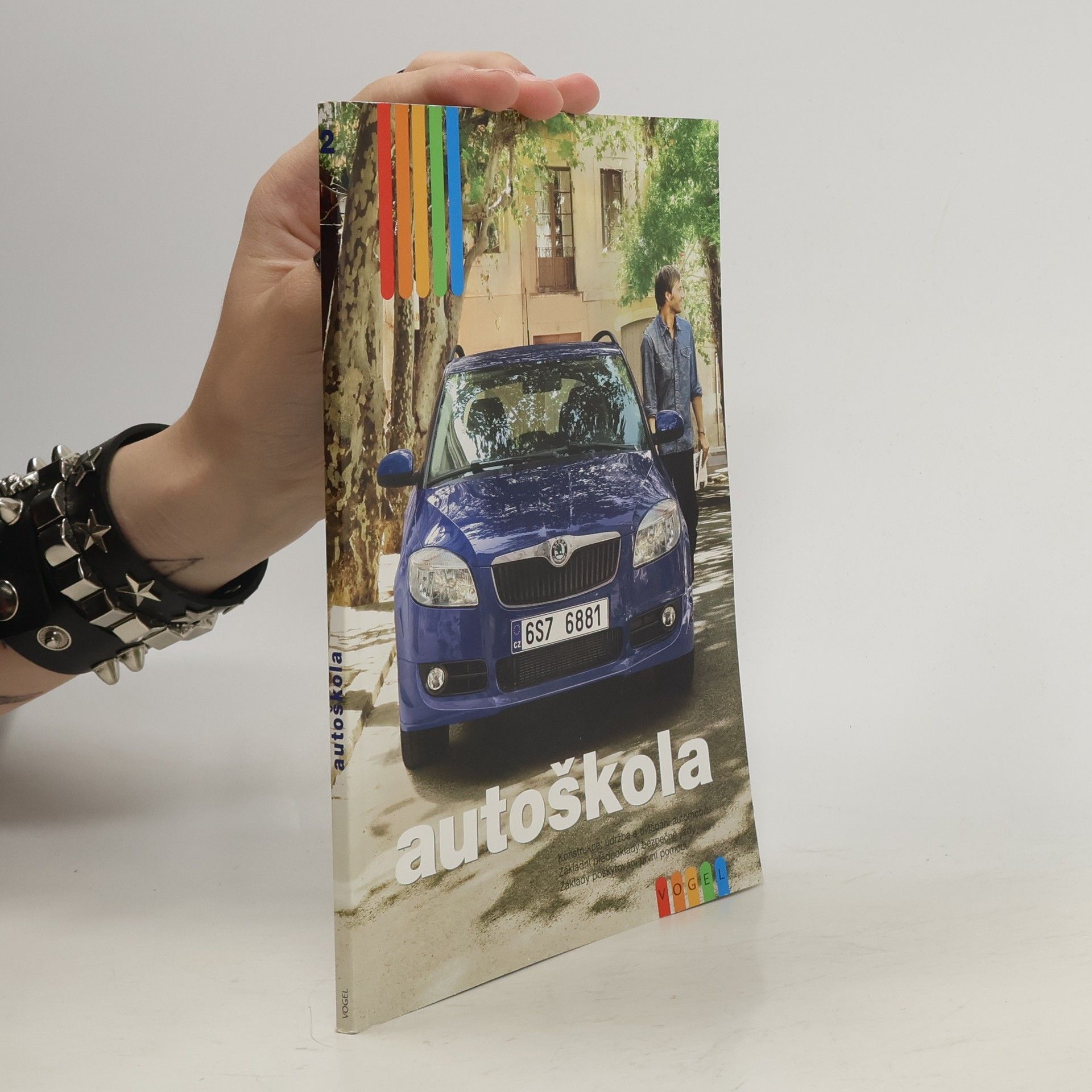 kolektiv Autoškola. Základy konstrukce a údržba osobního automobilu, základy ovládání automobilu, zásady bezpečné jízdy, základy první pomoci