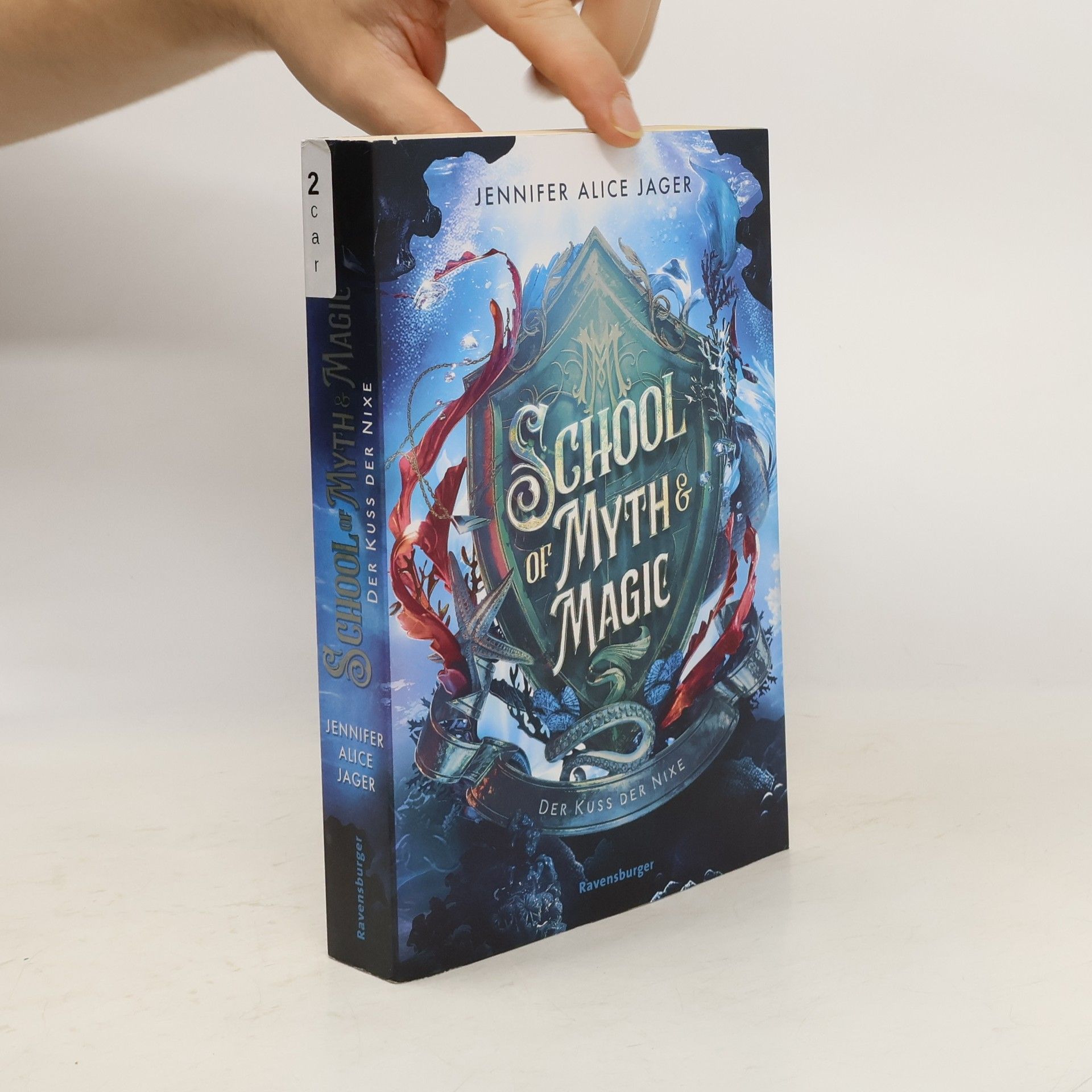 Jennifer Alice Jager School of Myth & Magic, Band 1: Der Kuss der Nixe (Limitierte Auflage mit Farbschnitt und Charakterkarte)