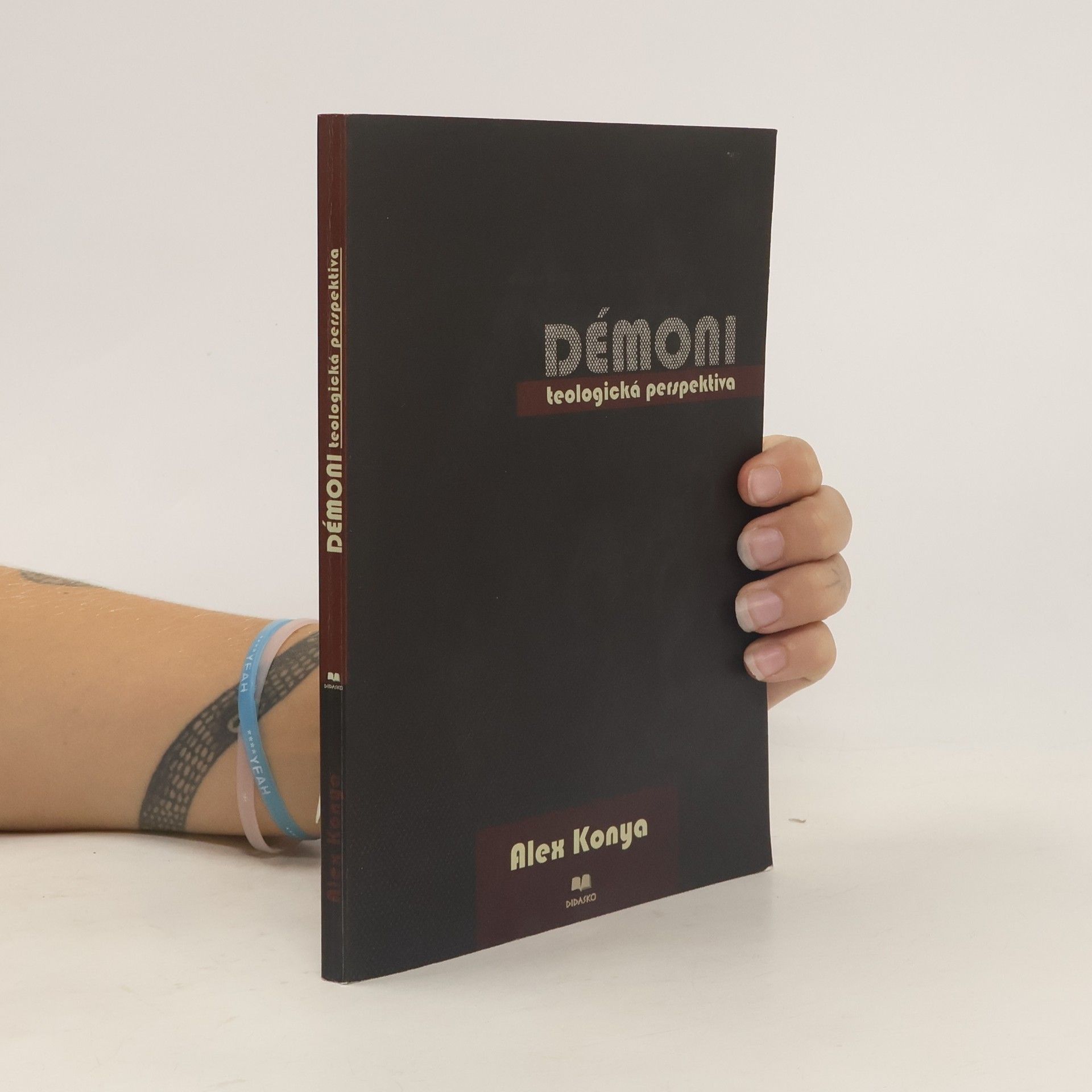 Alex Konya Démoni: teologická perspektiva