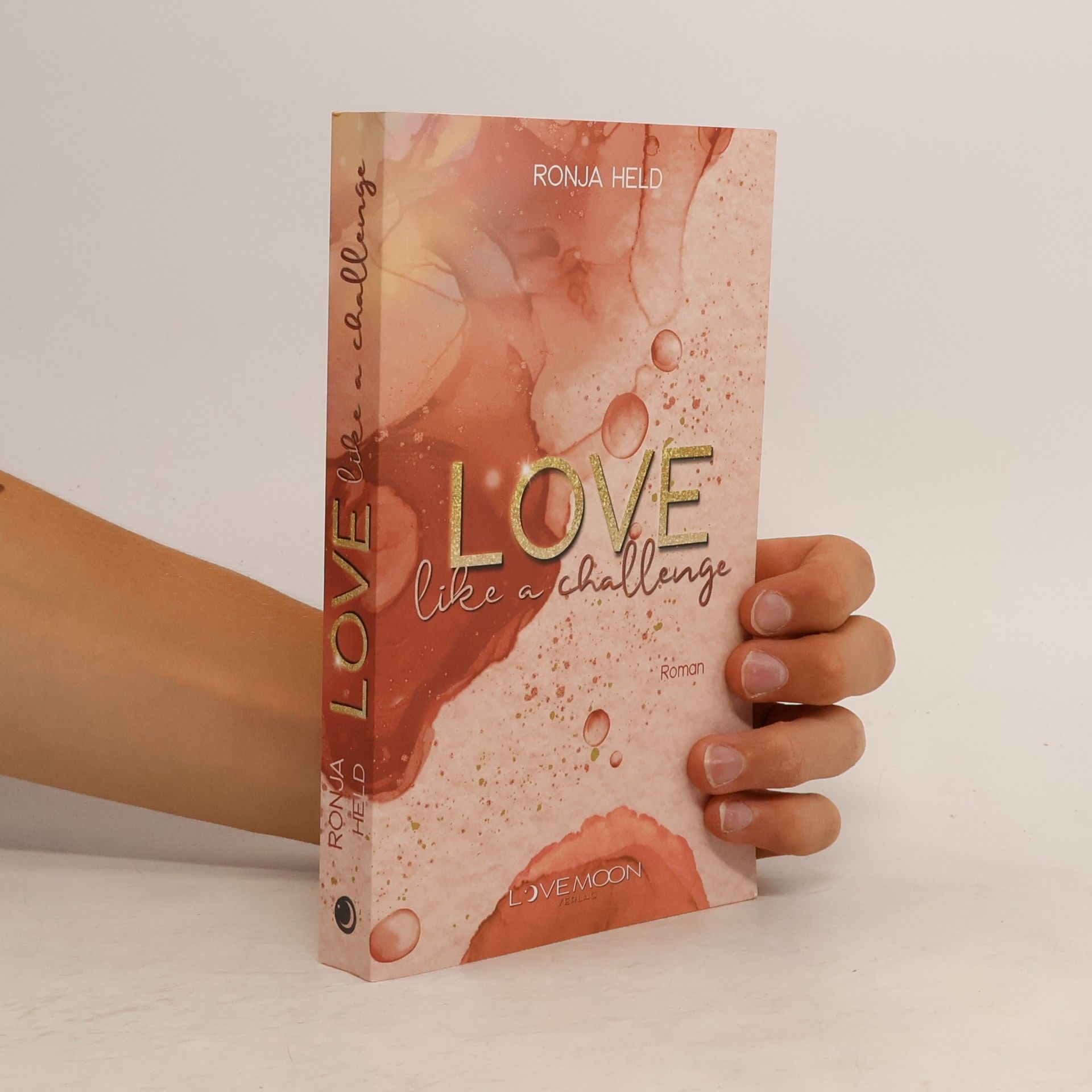 Held Ronja Love like a Challenge