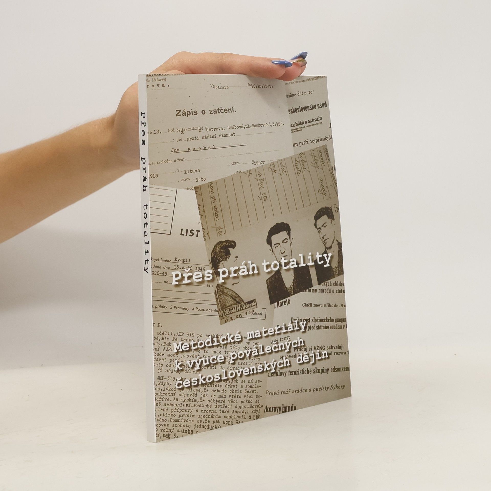 Autores varios Přes práh totality