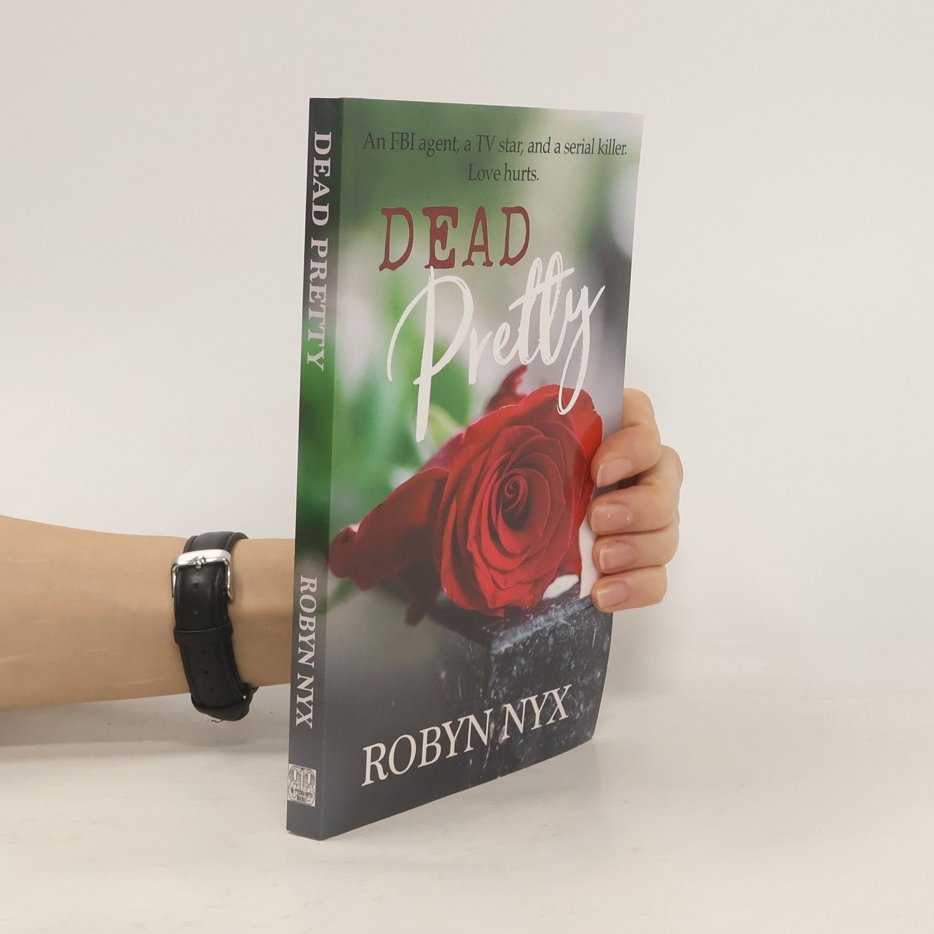 Dead Pretty: An FBI agent, a TV star, and a serial killer. Love hurts.