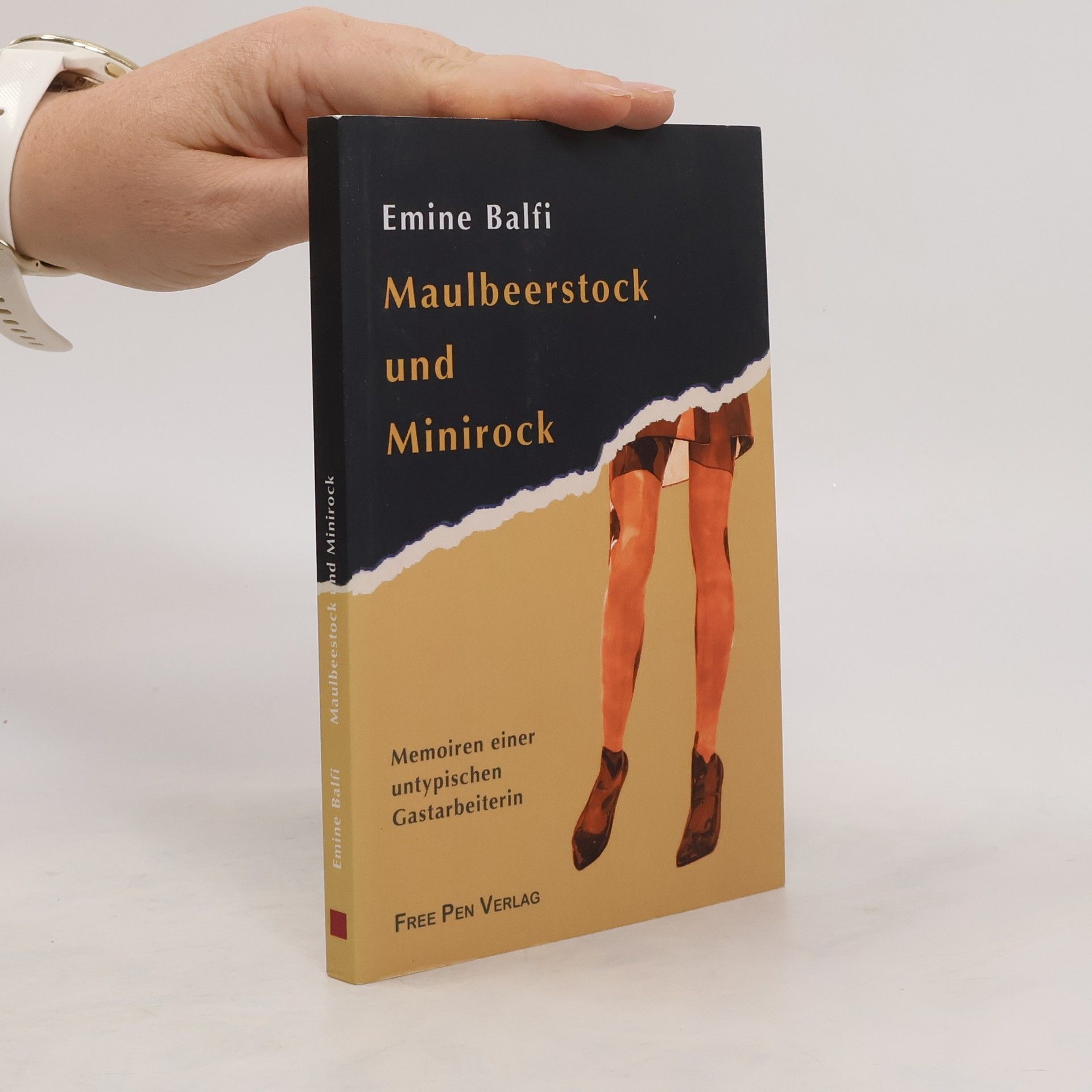 Emine Balfi Maulbeerstock und Minirock