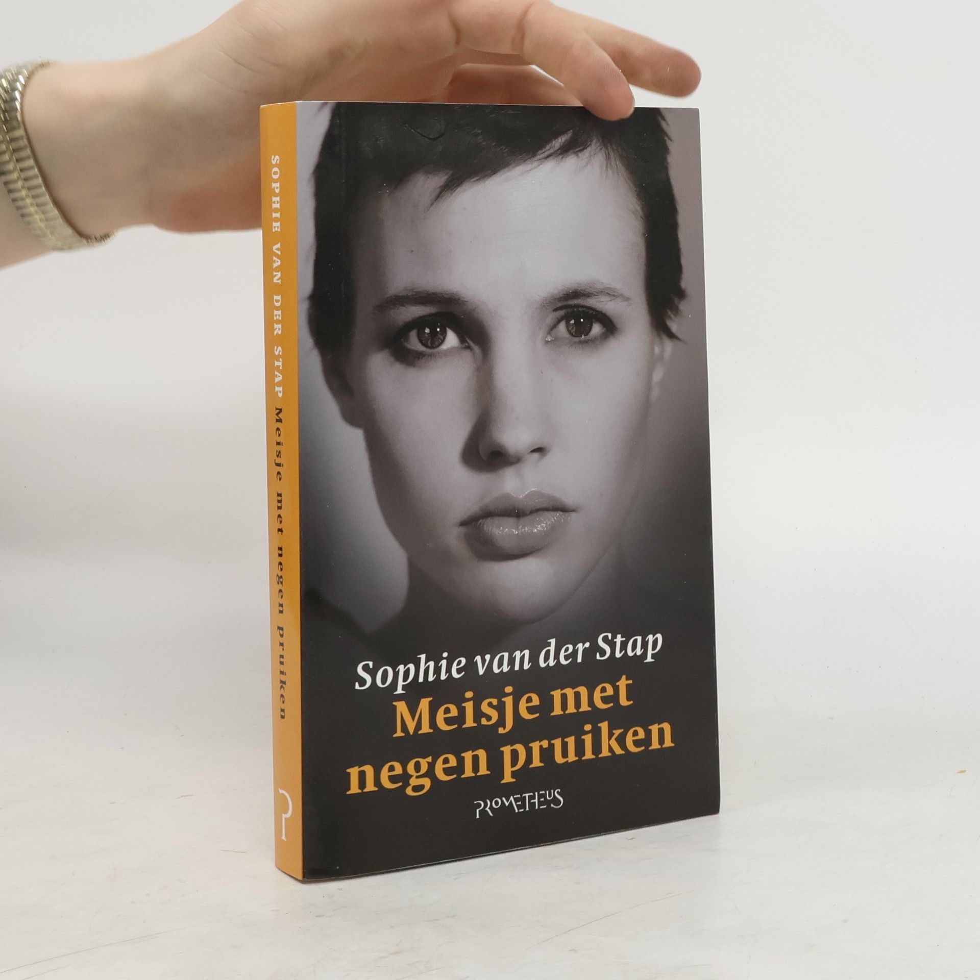 Sophie van der Stap Meisje met negen pruiken