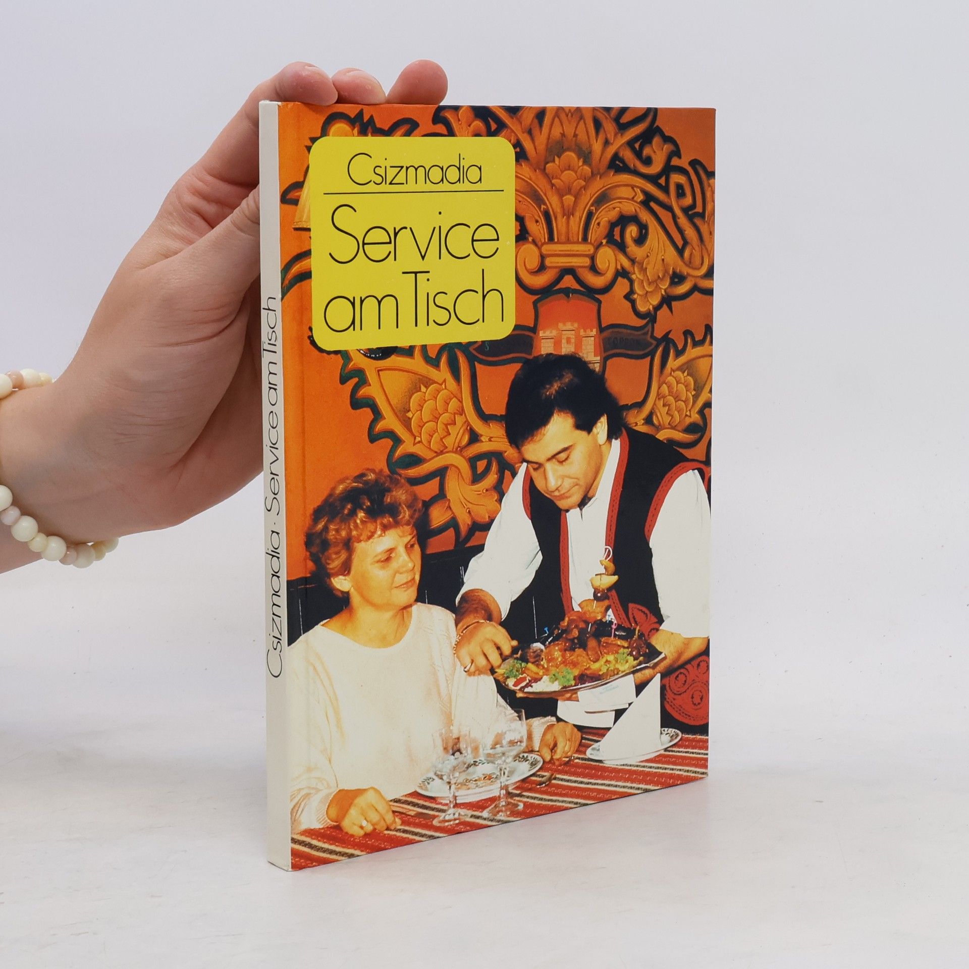 László Csizmadia Service am Tisch