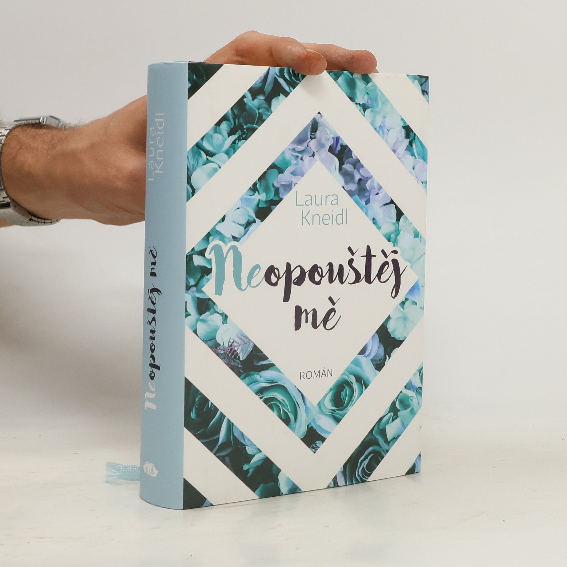 Laura Kneidl Neopouštěj mě