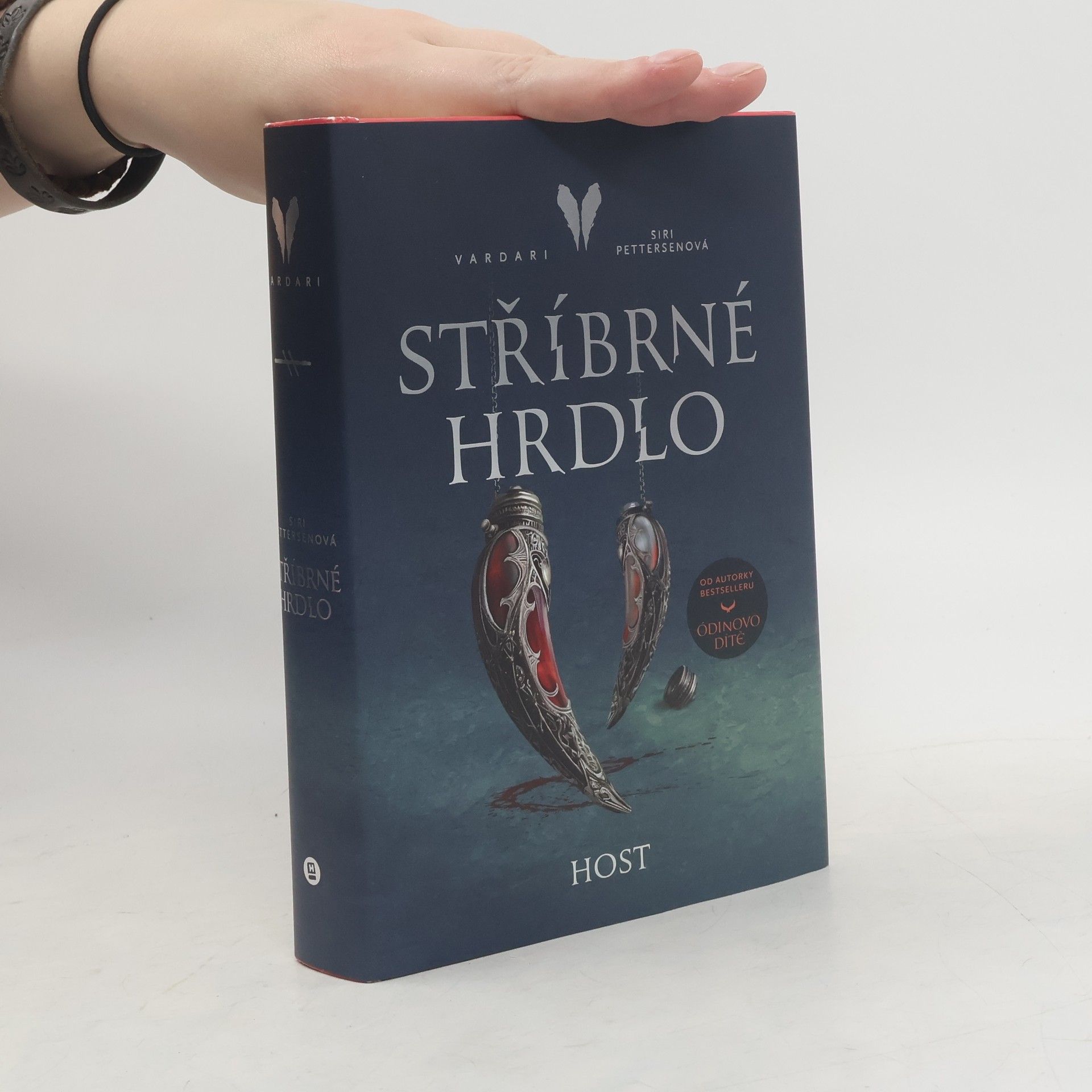 Siri Pettersenová Vardari. Stříbrné hrdlo