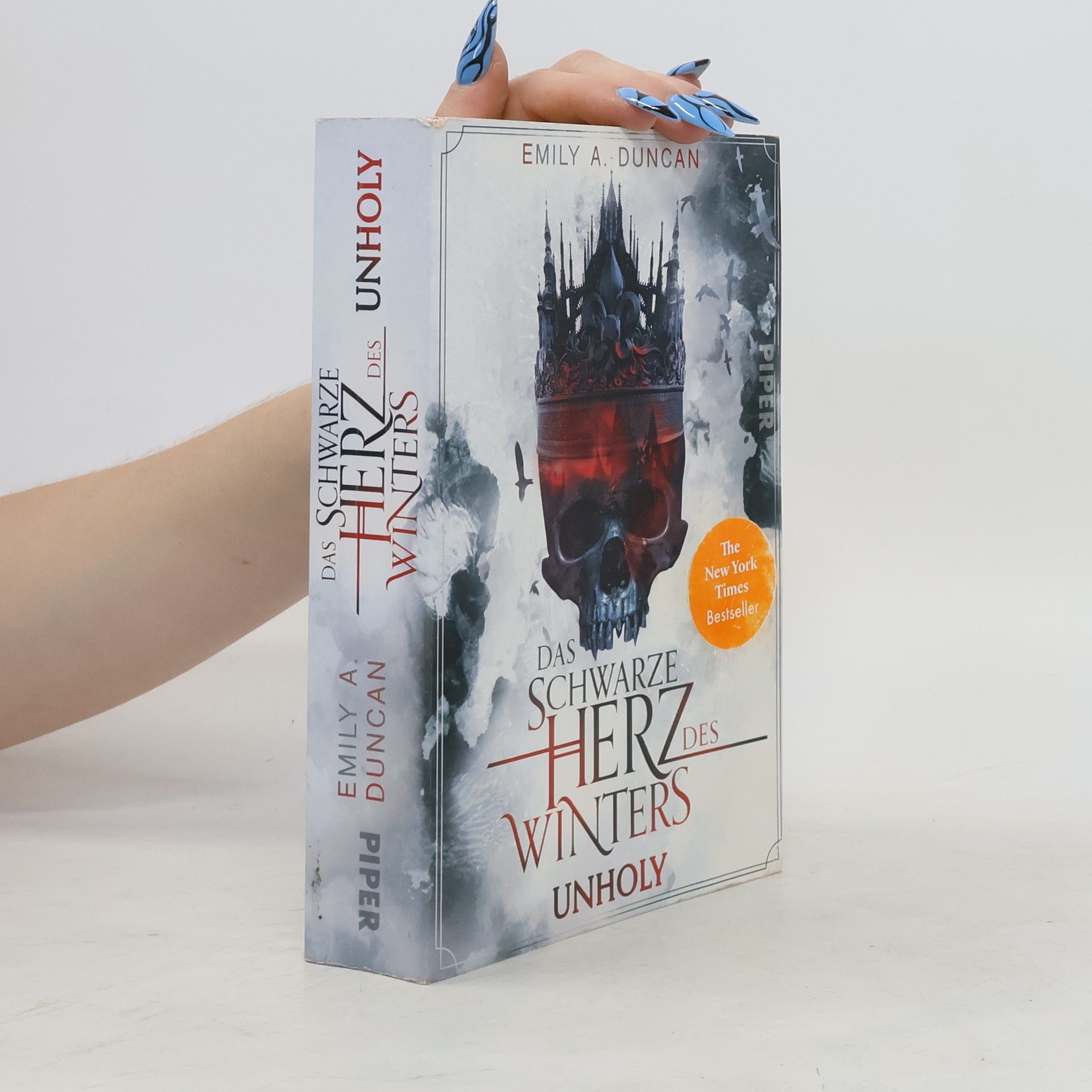 Emily A. Duncan Das schwarze Herz des Winters. Unholy