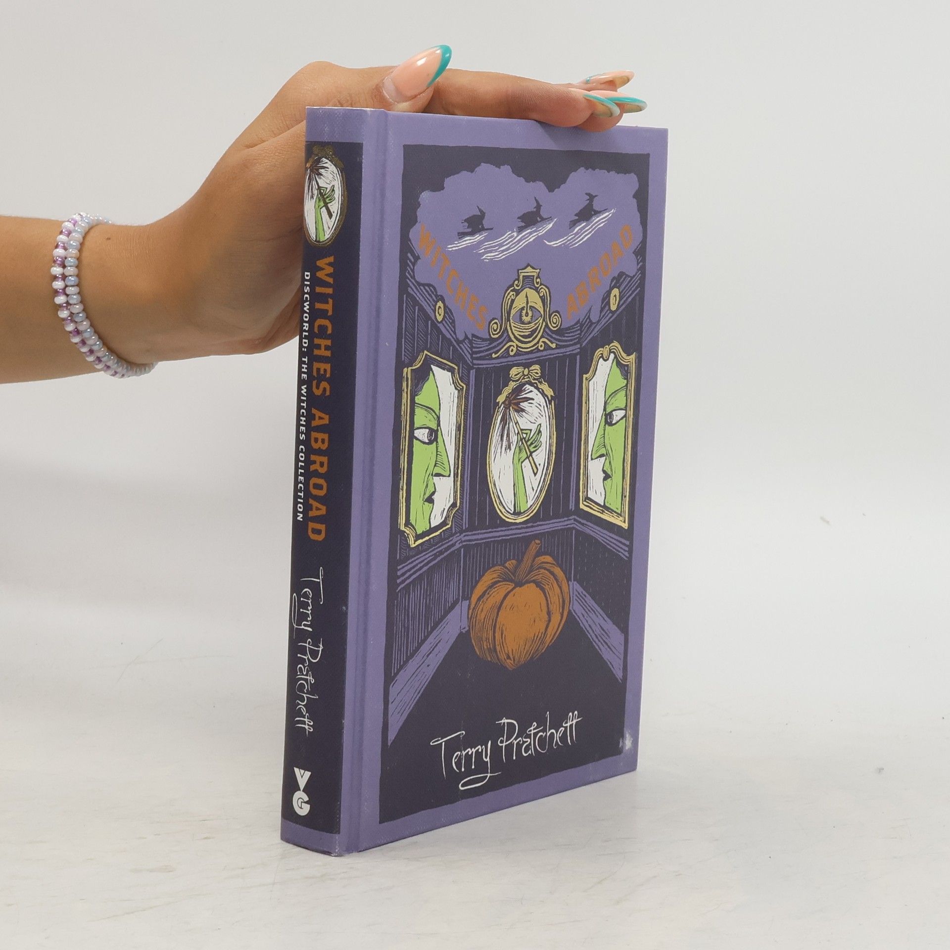 Terry Pratchett Witches Abroad. Discworld: Witches Collect