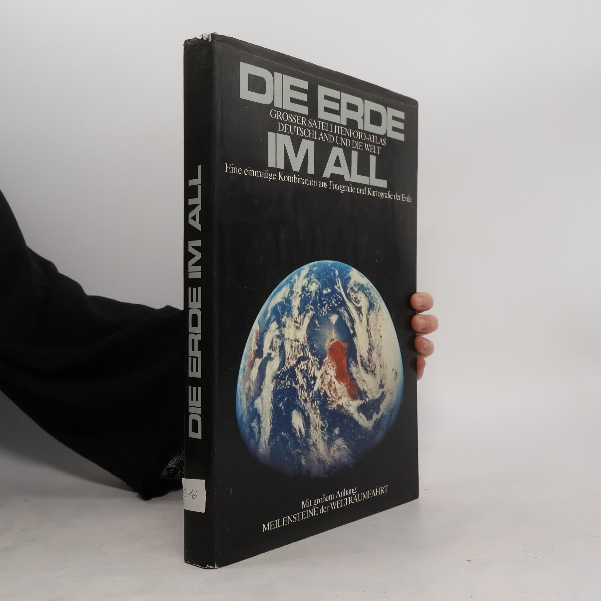 Collectif d'auteurs Die Erde im all