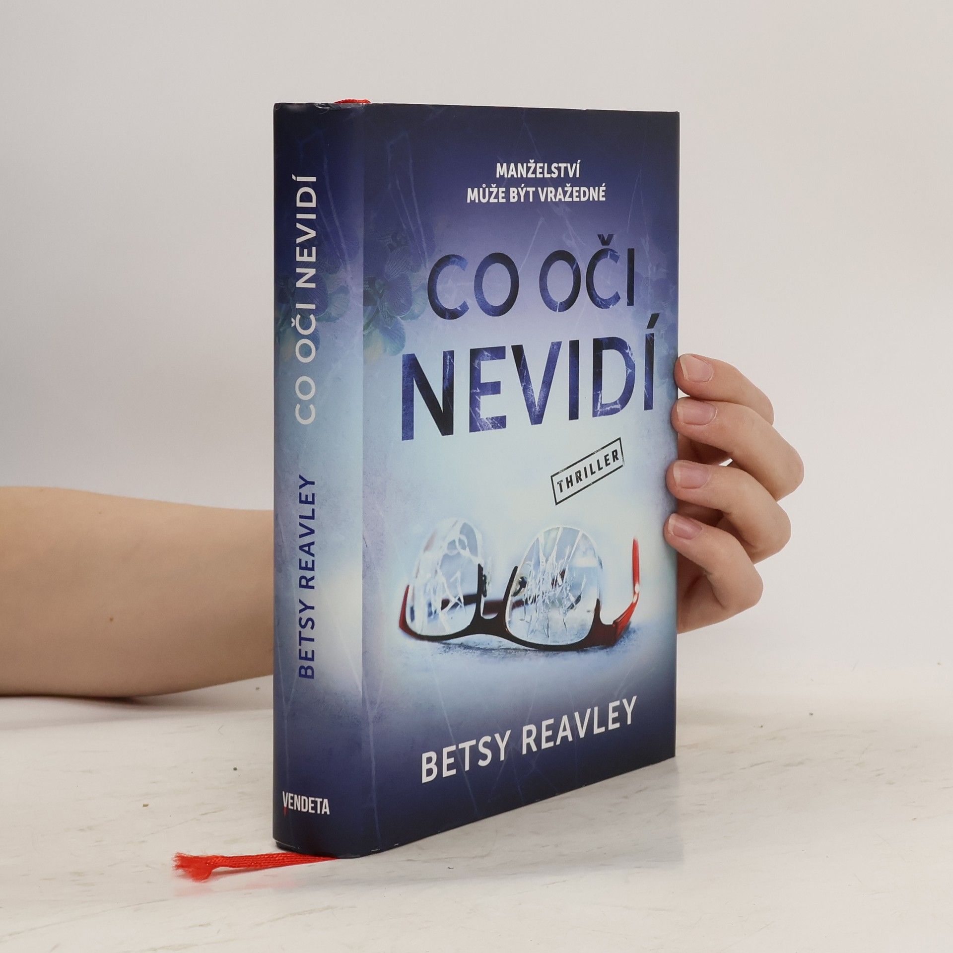 Betsy Reavley Co oči nevidí