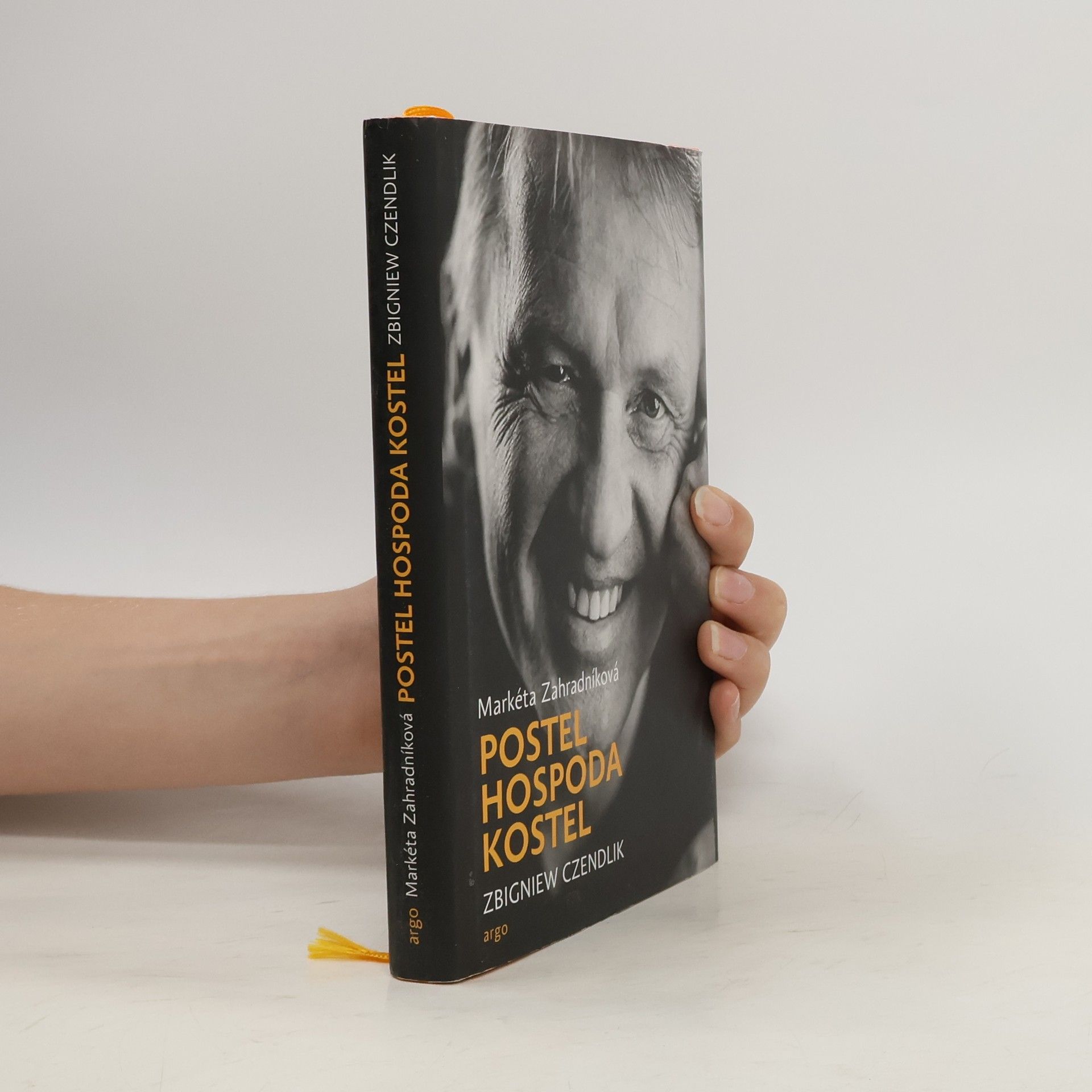 Postel, hospoda, kostel