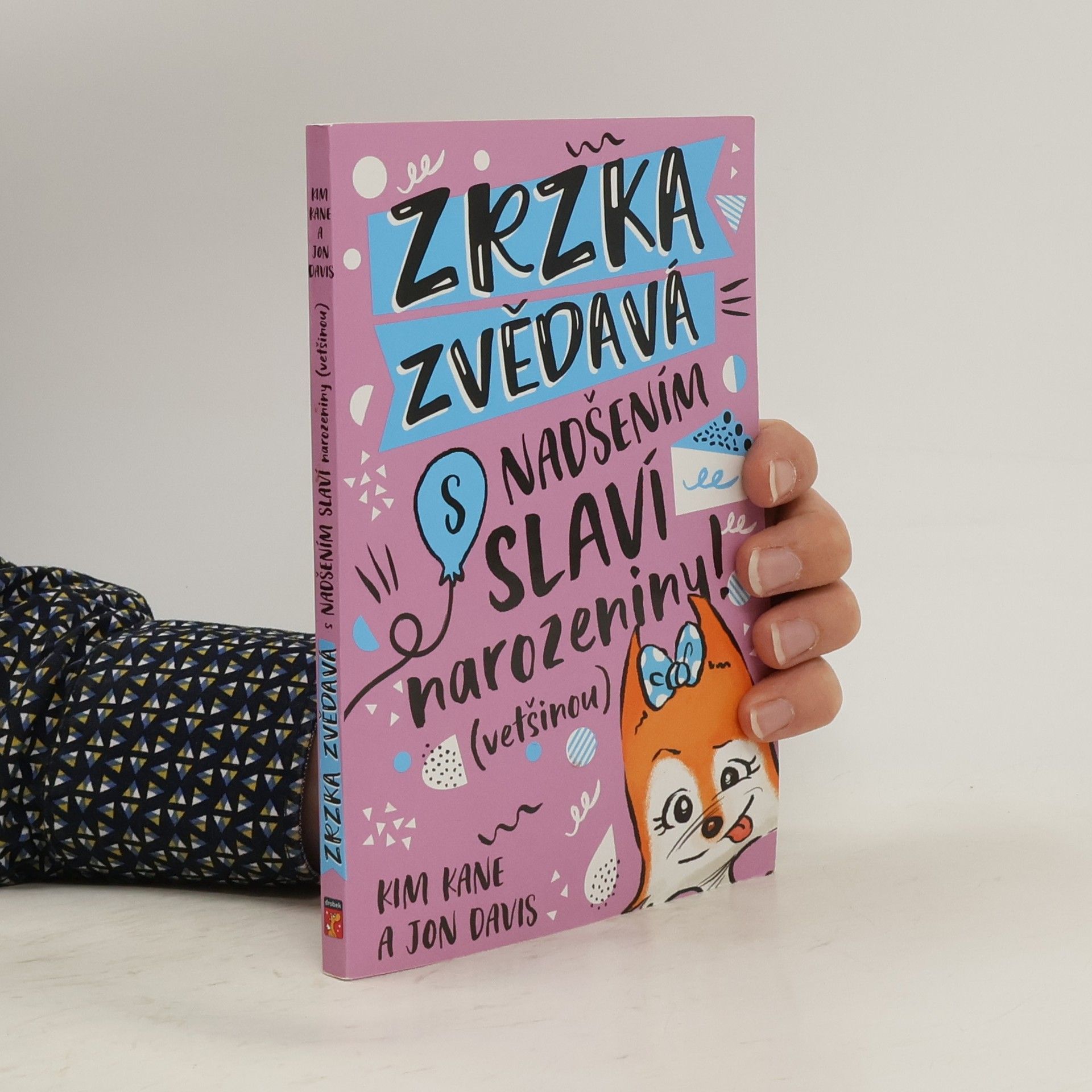 Zrzka Zvědavá s nadšením slaví narozeniny (většinou)