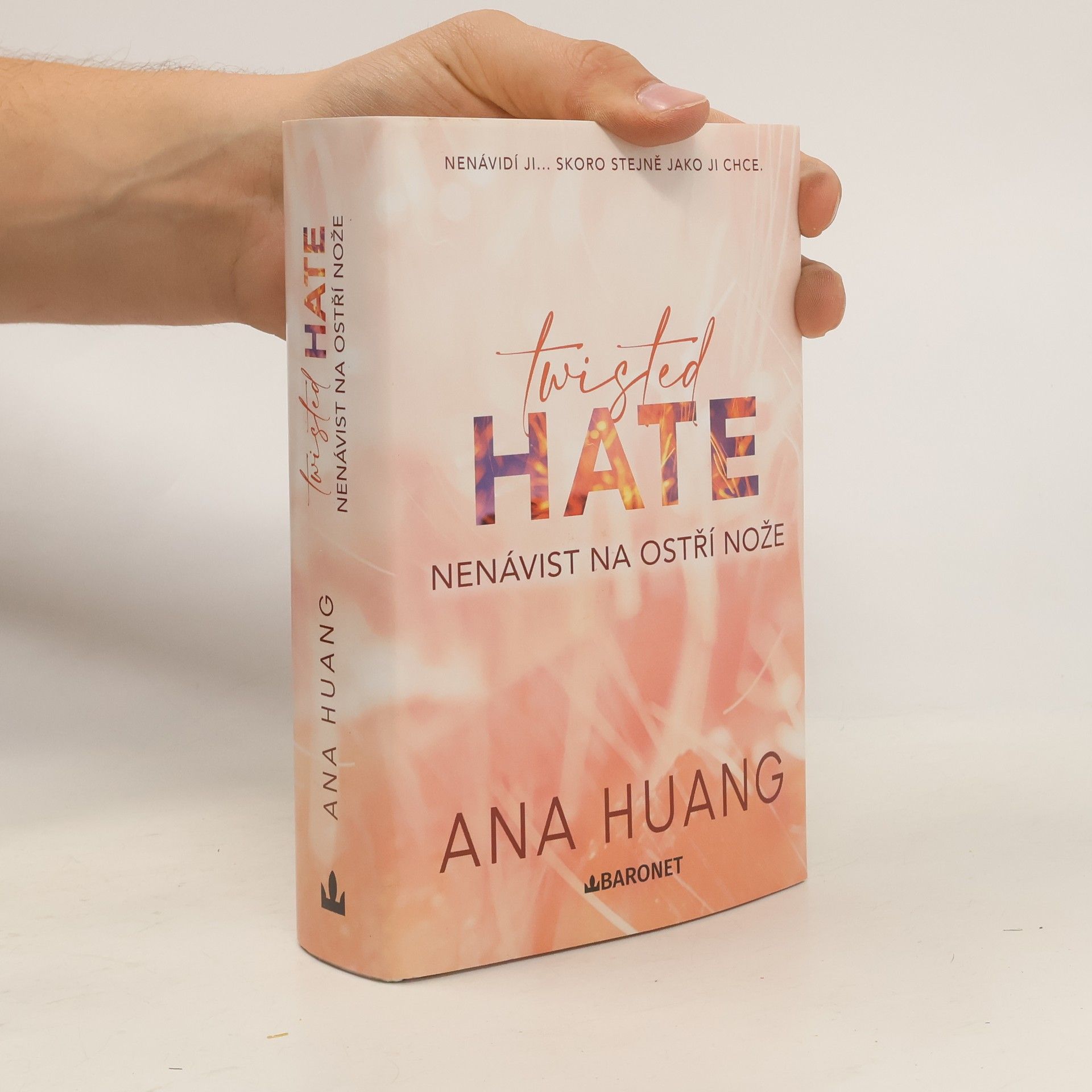 Ana Huang Twisted Hate: Nenávist na ostří nože