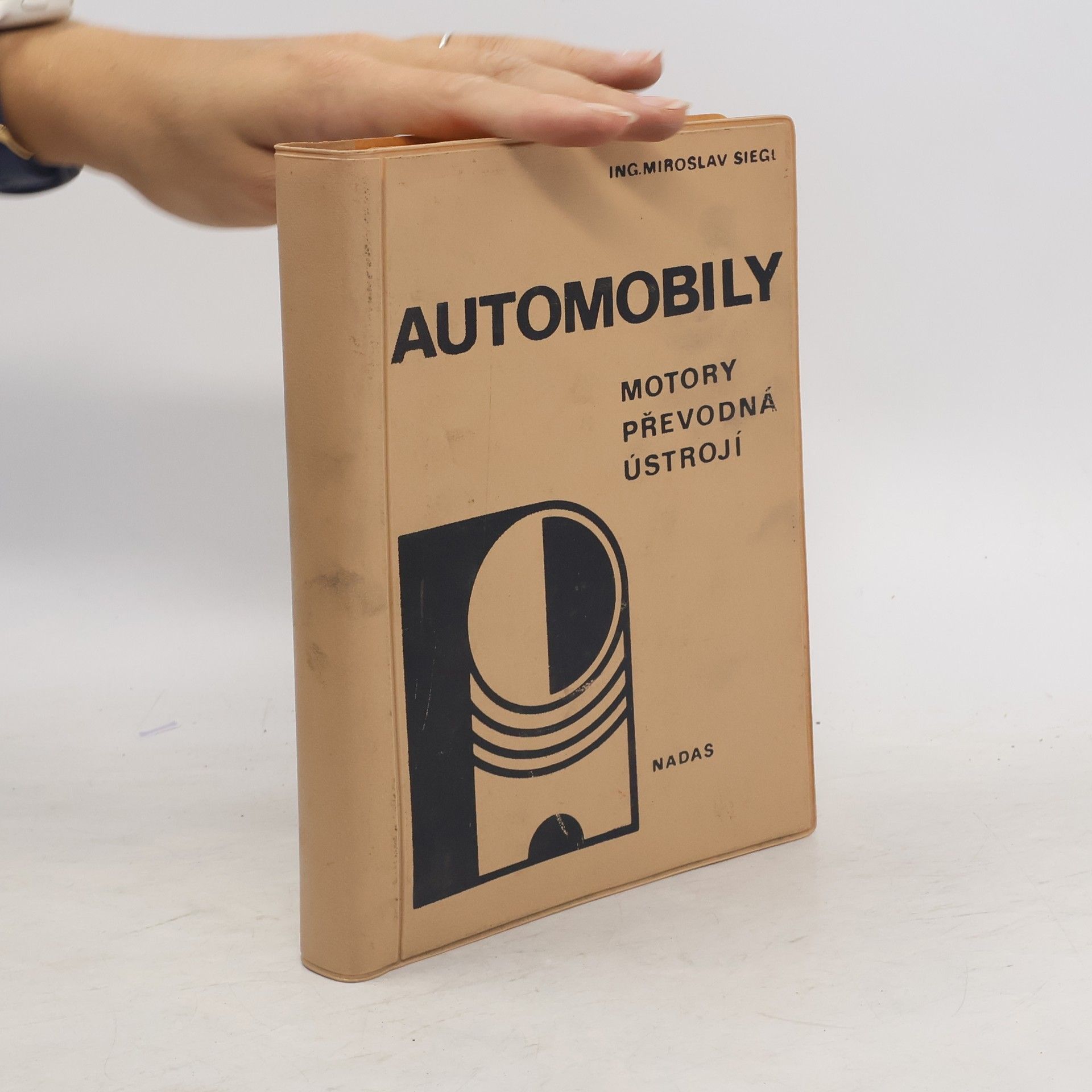 Miroslav Siegl Automobily : motory, převodná ústrojí