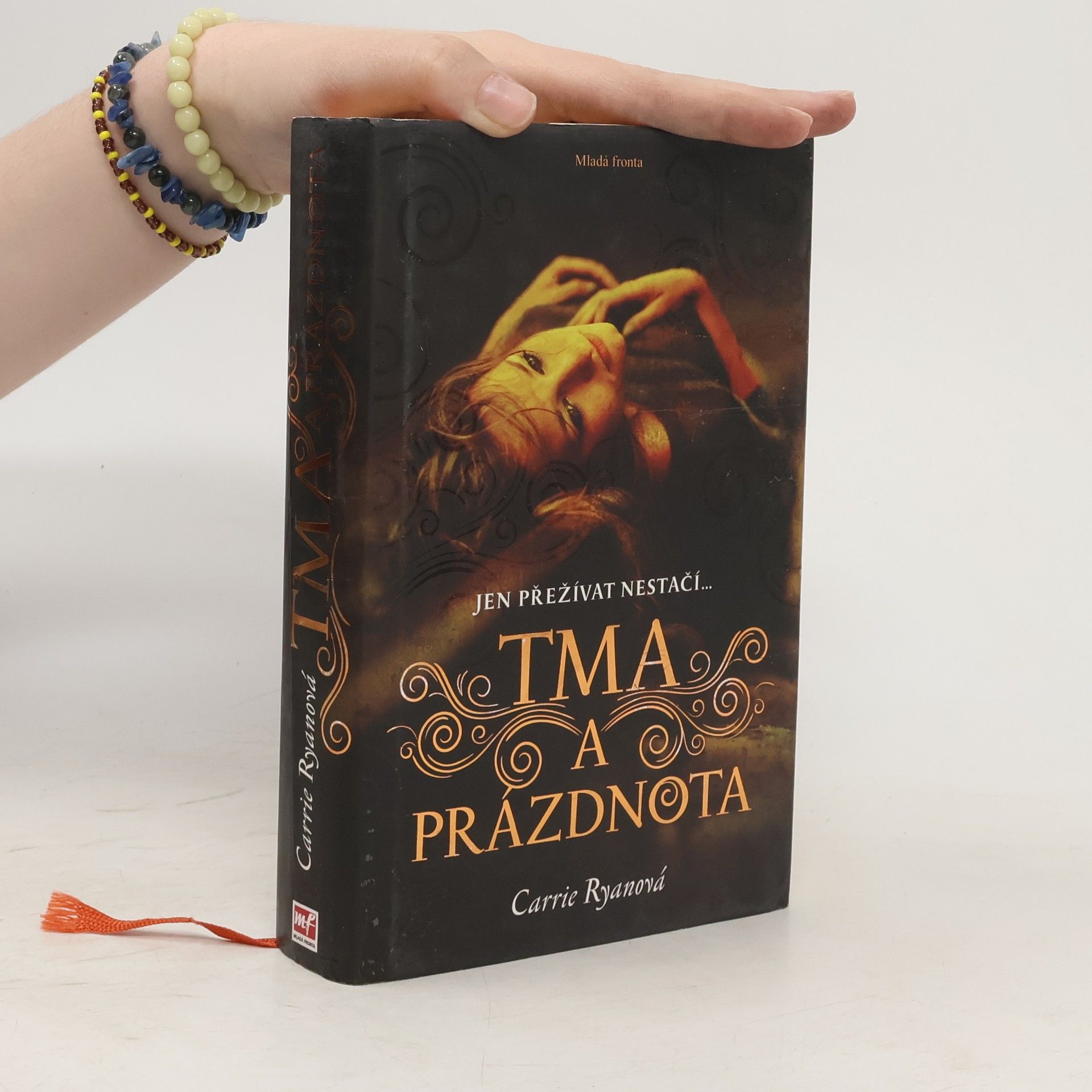 Carrie Ryan Tma a prázdnota : jen přežívat nestačí