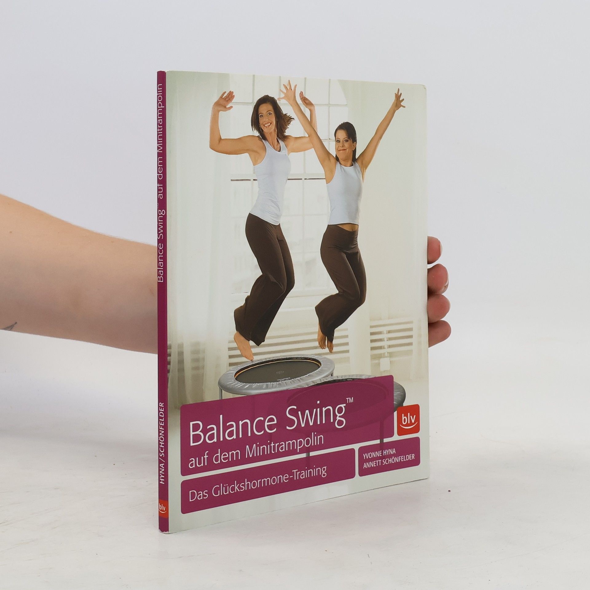 Yvonne Hyna Balance Swing auf dem Mini-Trampolin