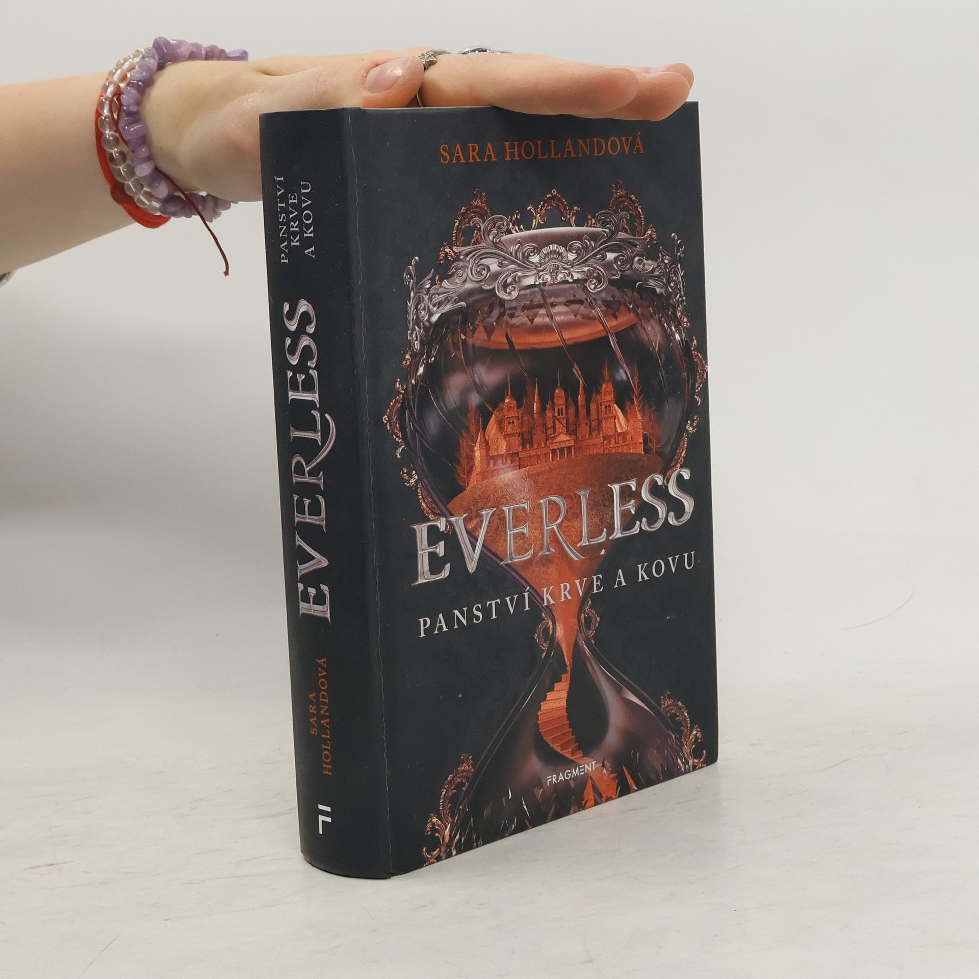 Sara Holland Everless: Panství krve a kovu