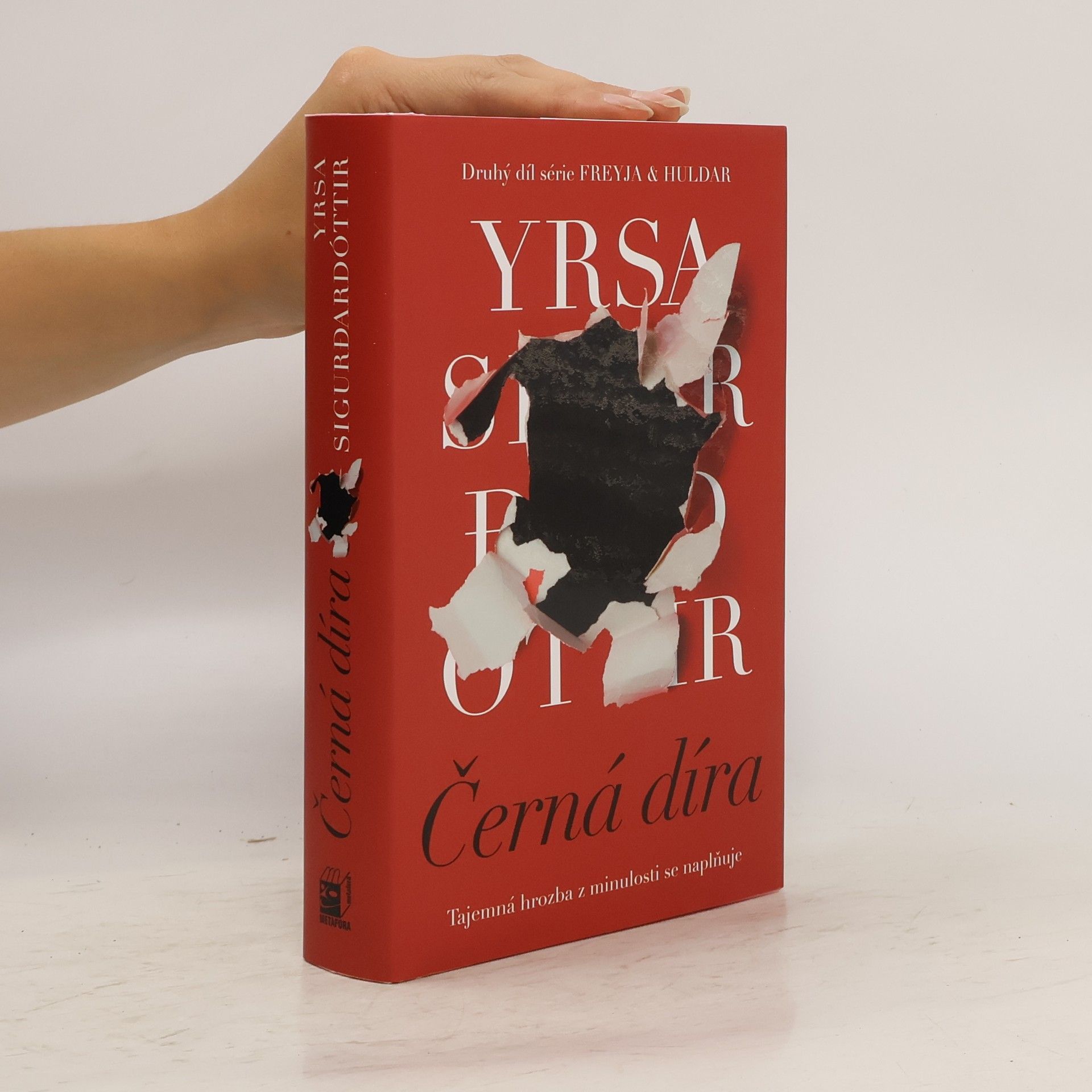 Yrsa Sigurðardóttir Černá díra