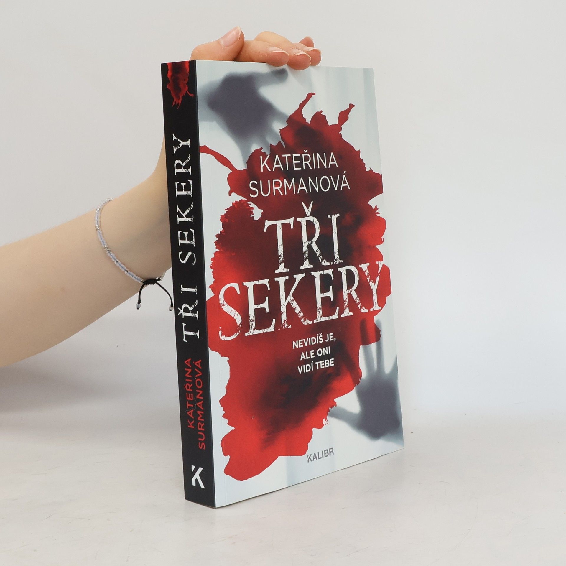 Kateřina Surmanová Tři Sekery. Nevidíš je, ale oni vidí tebe