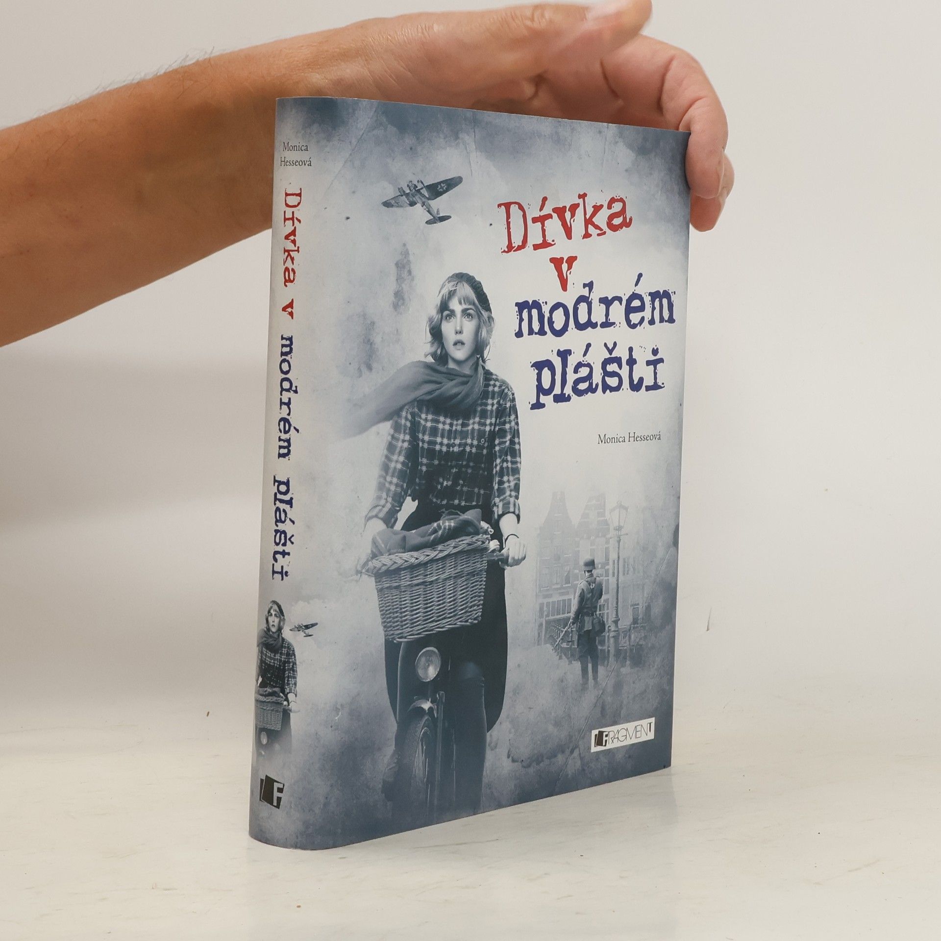 Monica Hesse Dívka v modrém plášti