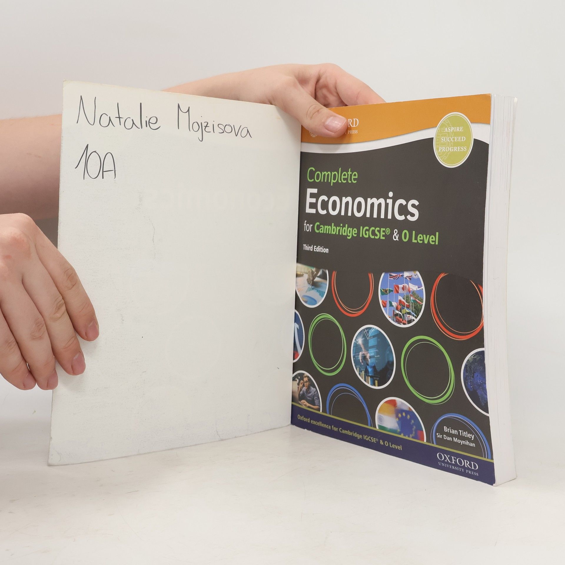 Dan Moynihan Complete Economics for Cambridge IGCSE® and O Level