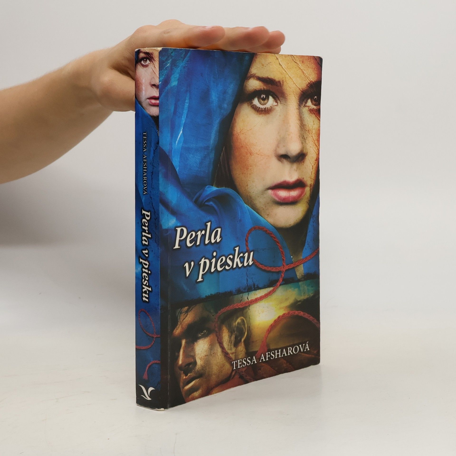 Tessa Afshar Perla v piesku