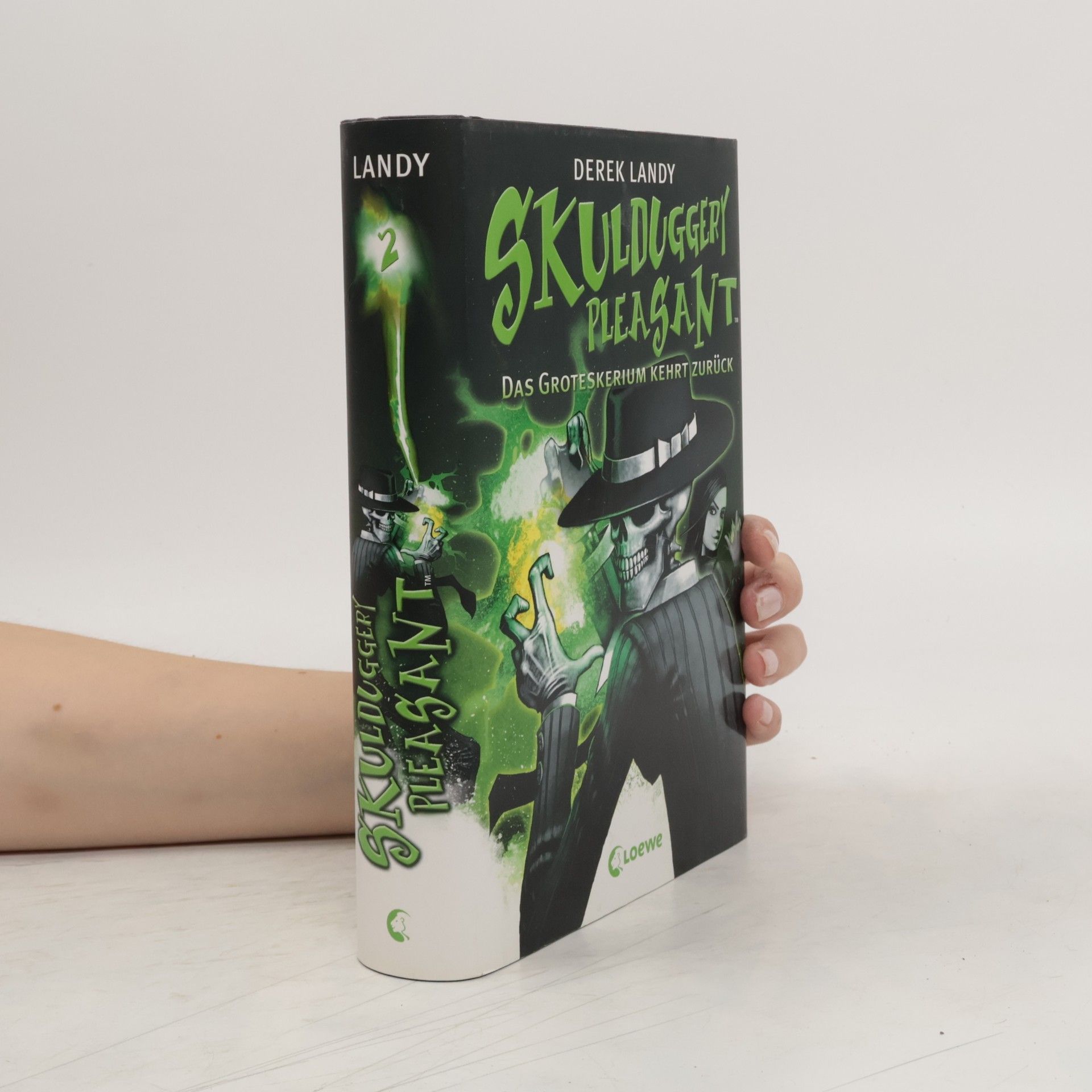 Derek Landy Skulduggery Pleasant 2