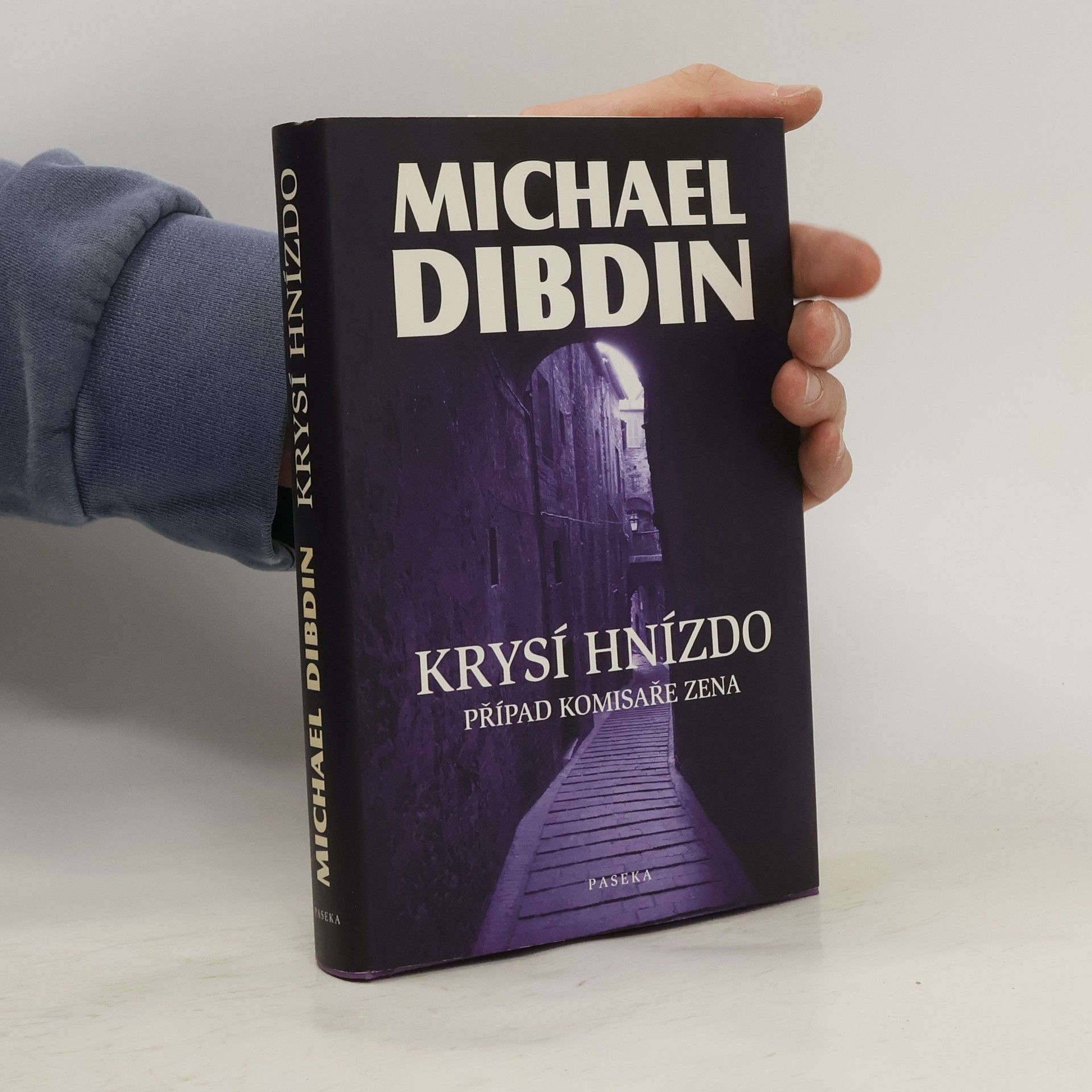 Michael Dibdin Krysí hnízdo: Případ komisaře Zena
