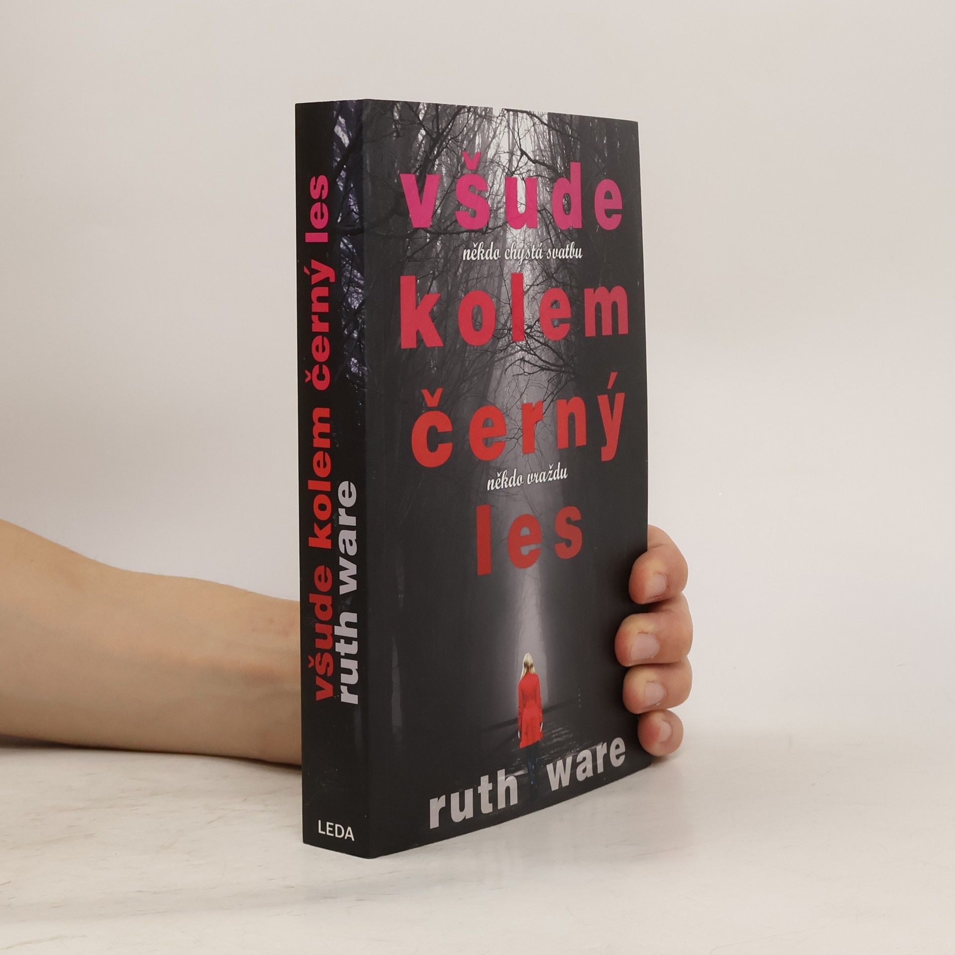 Ruth Ware Všude kolem černý les. Někdo chystá svatbu, někdo vraždu