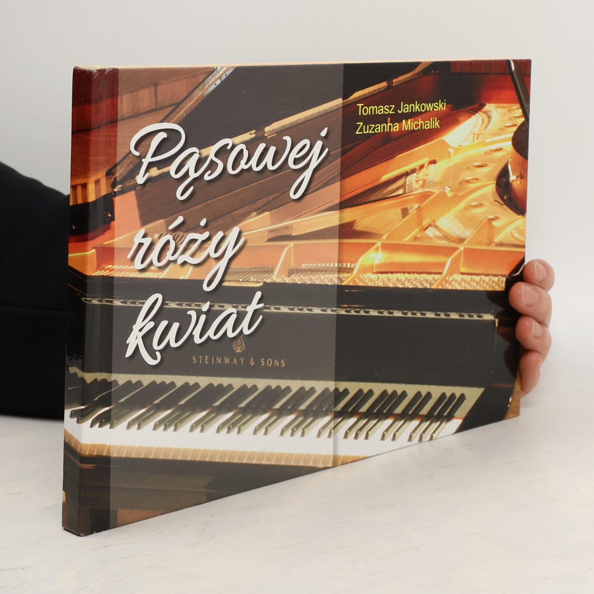 Tomasz Jankowski Pąsowej róży kwiat czyli Zuzia przy pianinie