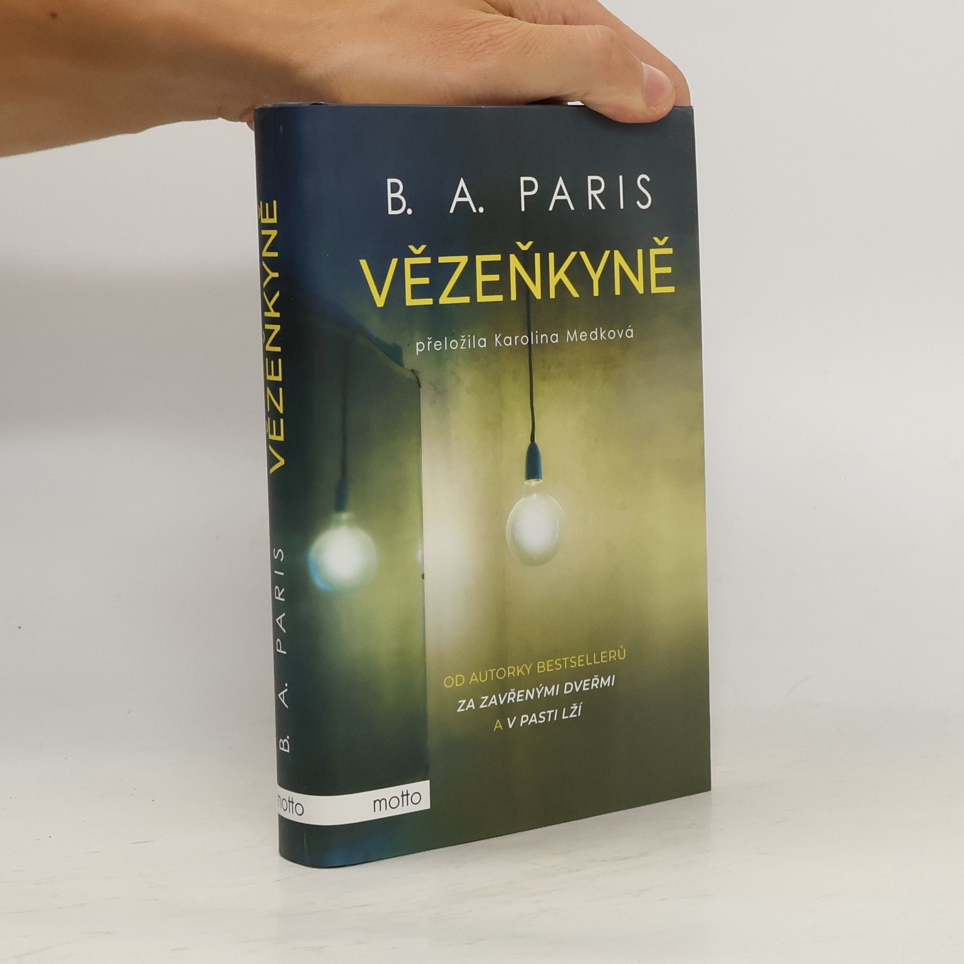 B. A. Paris Vězenkyně