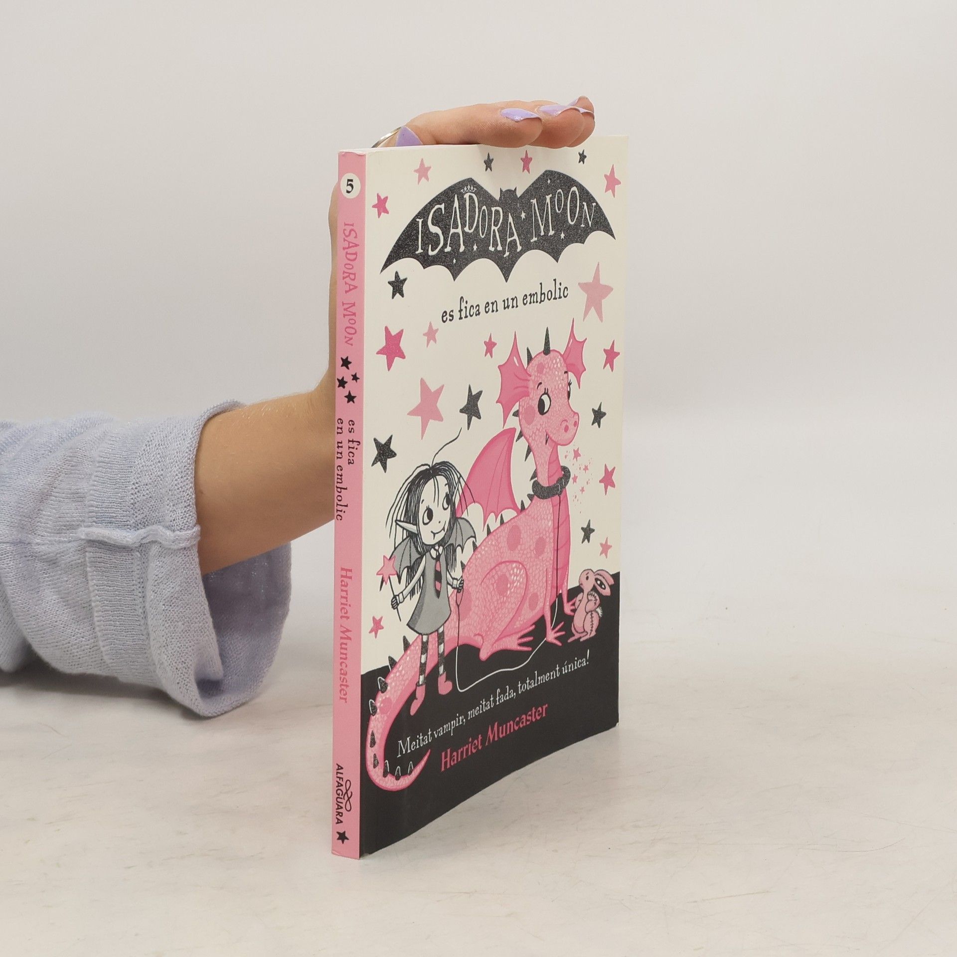 Harriet Muncaster La Isadora Moon es fica en un embolic