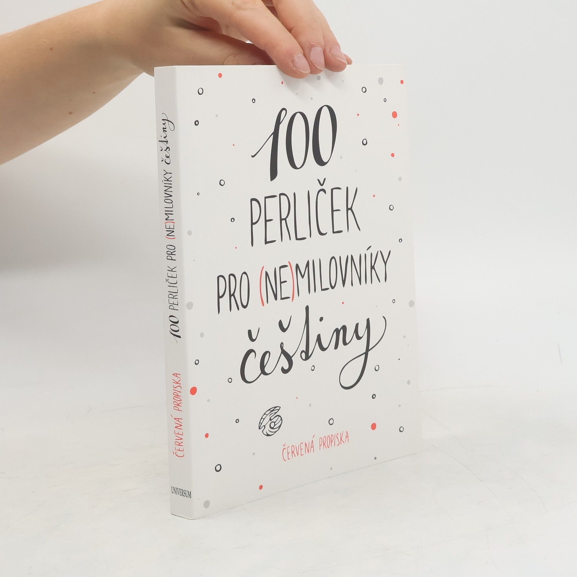 Karla Tchawou Tchuisseu 100 perliček pro (ne)milovníky češtiny