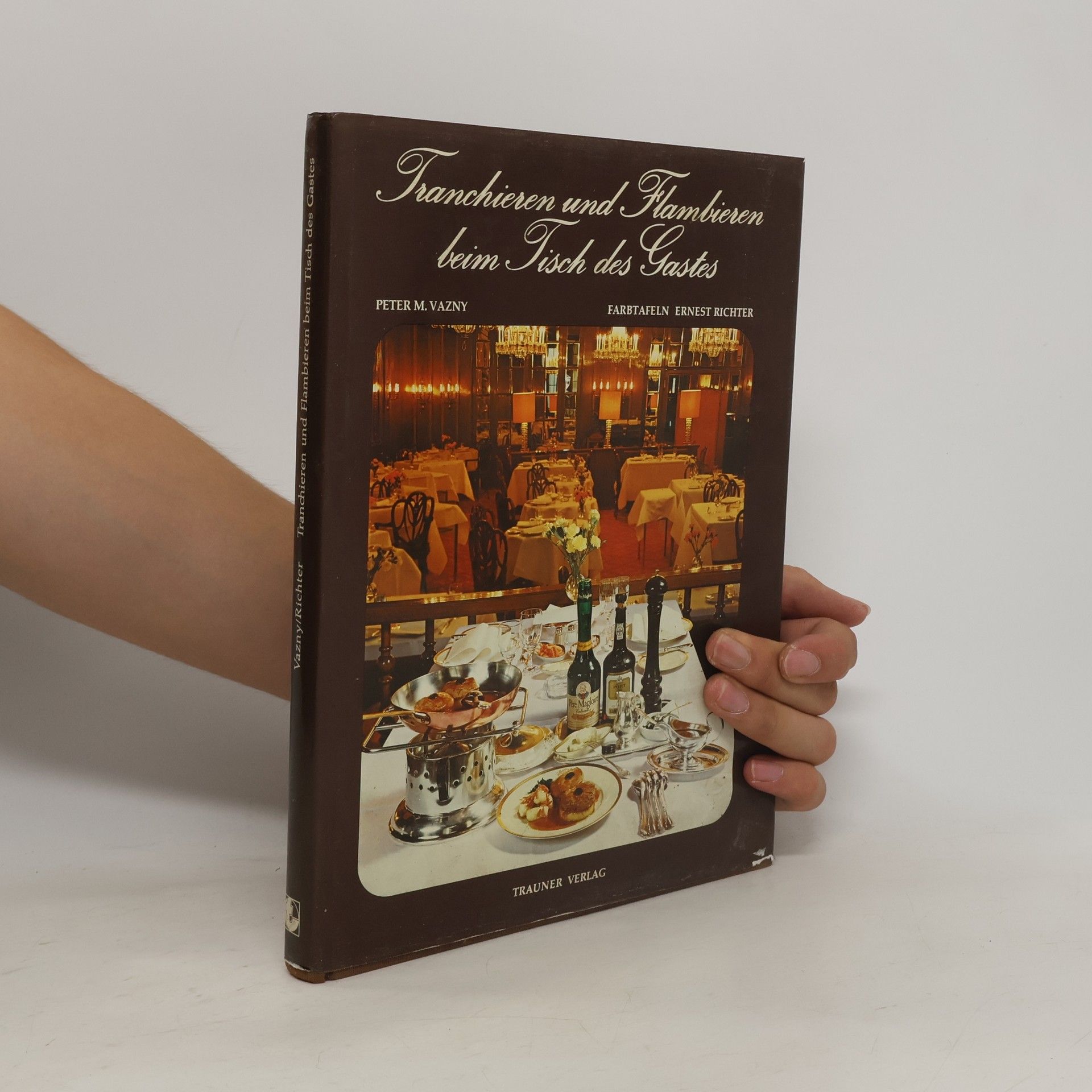 Tranchieren und flambieren beim Tisch des Gastes