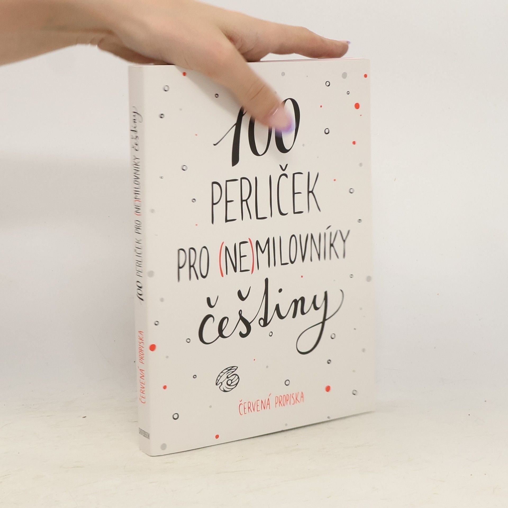 Karla Tchawou Tchuisseu 100 perliček pro (ne)milovníky češtiny