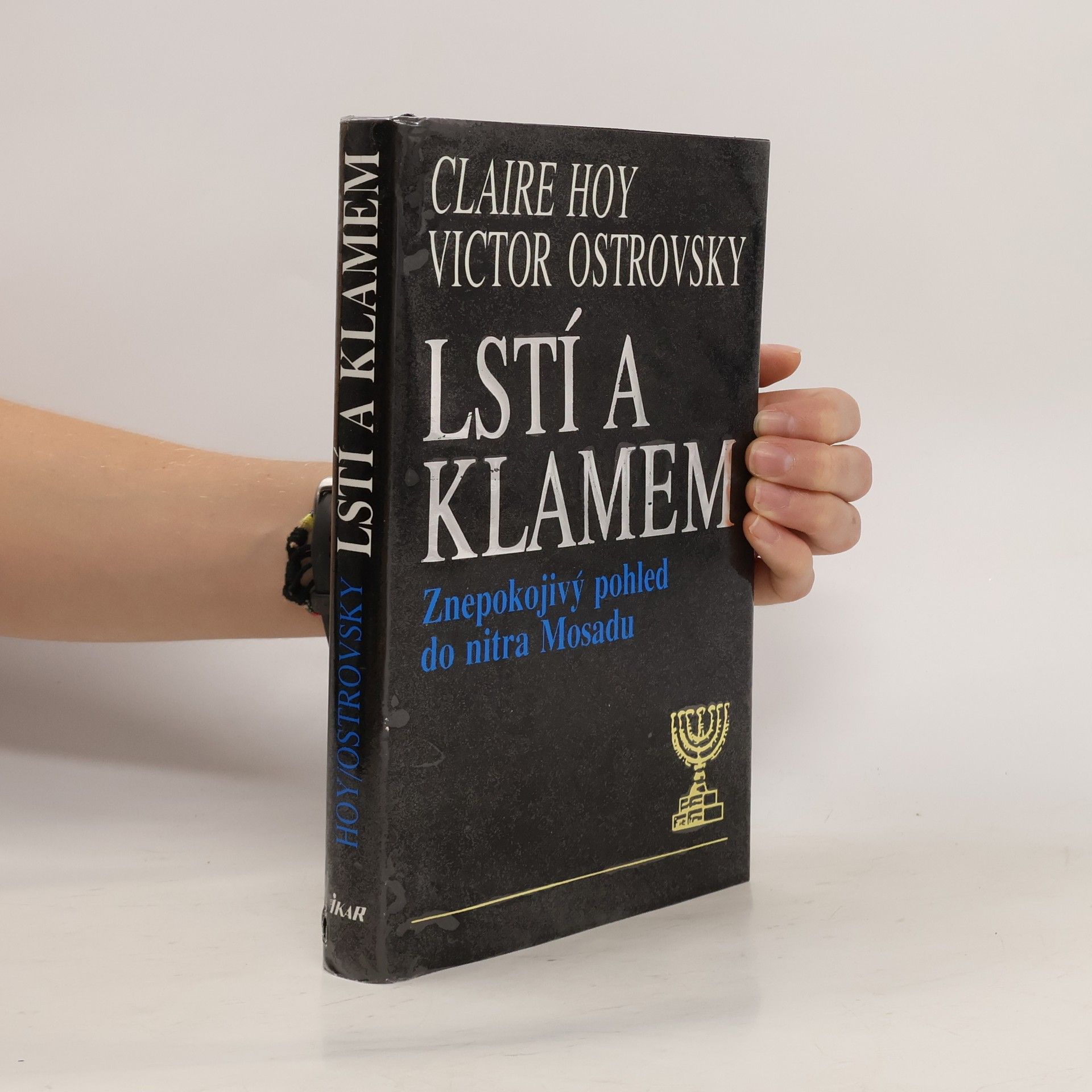 Claire Hoy Lstí a klamem: Znepokojivý pohled do nitra Mosadu