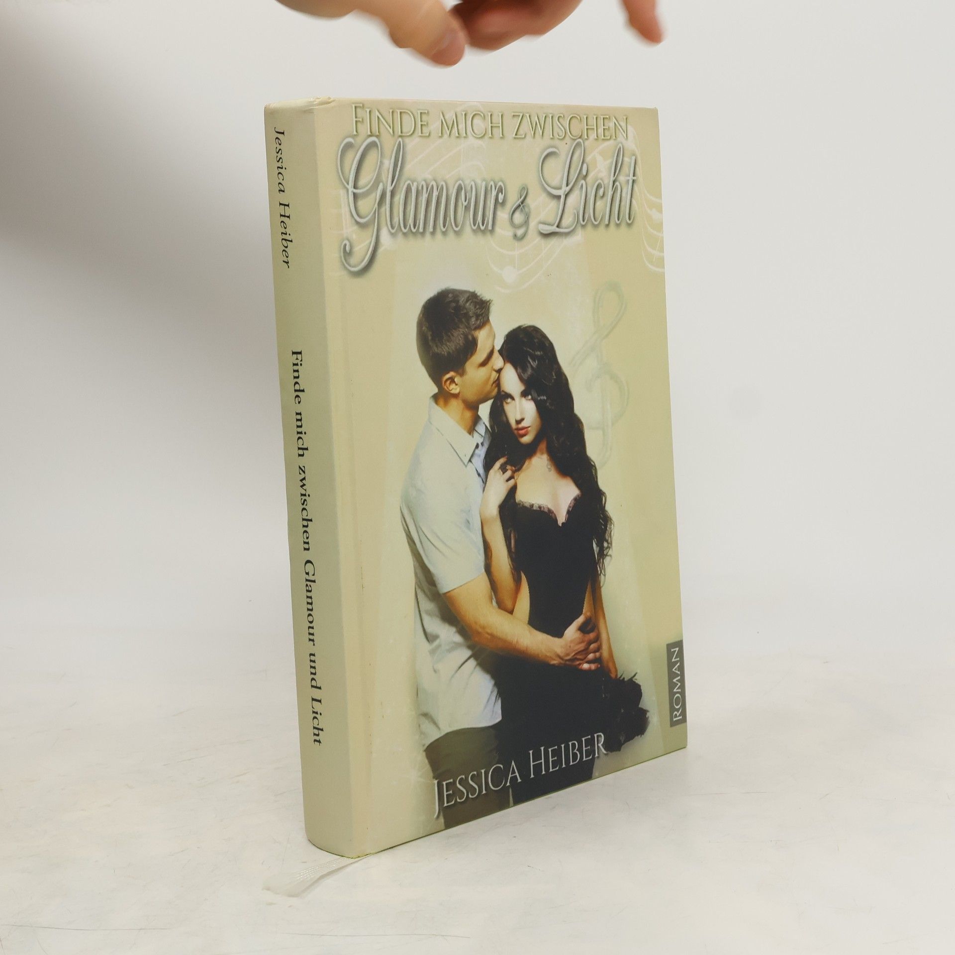 Jessica Heiber Finde mich zwischen Glamour und Licht