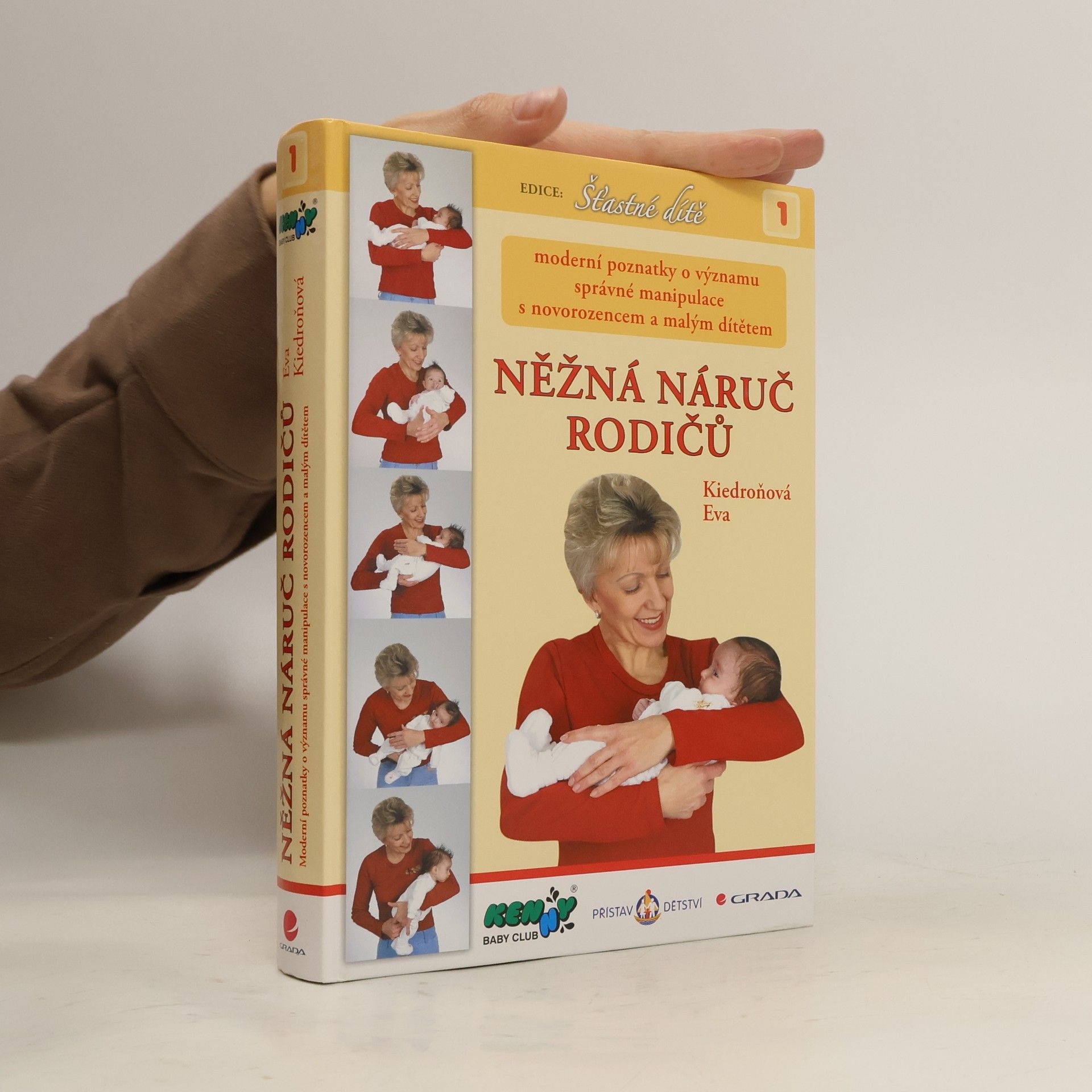 Něžná náruč rodičů