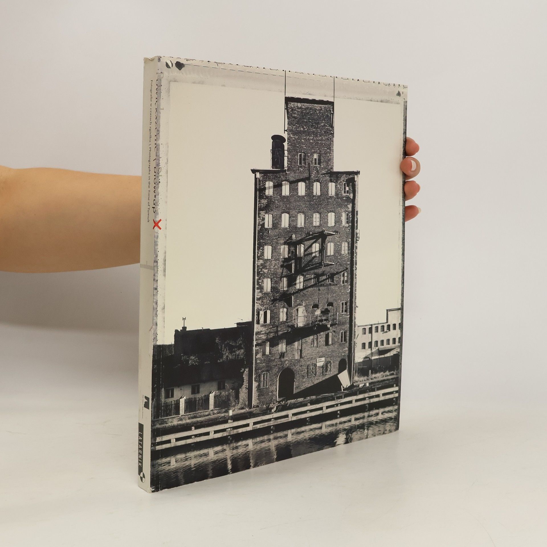 AA.VV. Powiekszenie : fotografie w czasach zgiełku/ Blow-up X : photographs in the time of Tumult